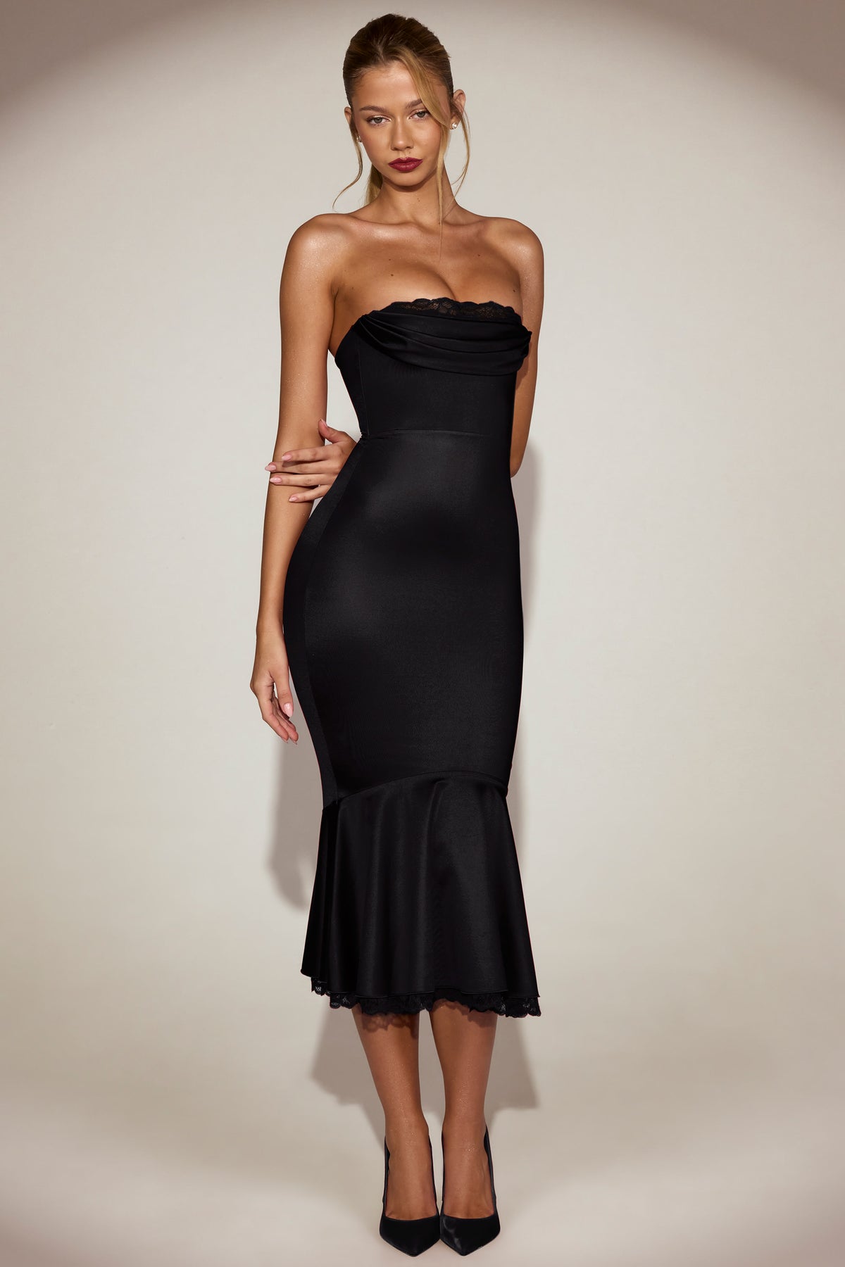 ⁣⁢Bandeau-Midaxikleid aus Satin mit Spitzenbesatz und ausgestelltem Rock in Black⁤⁣