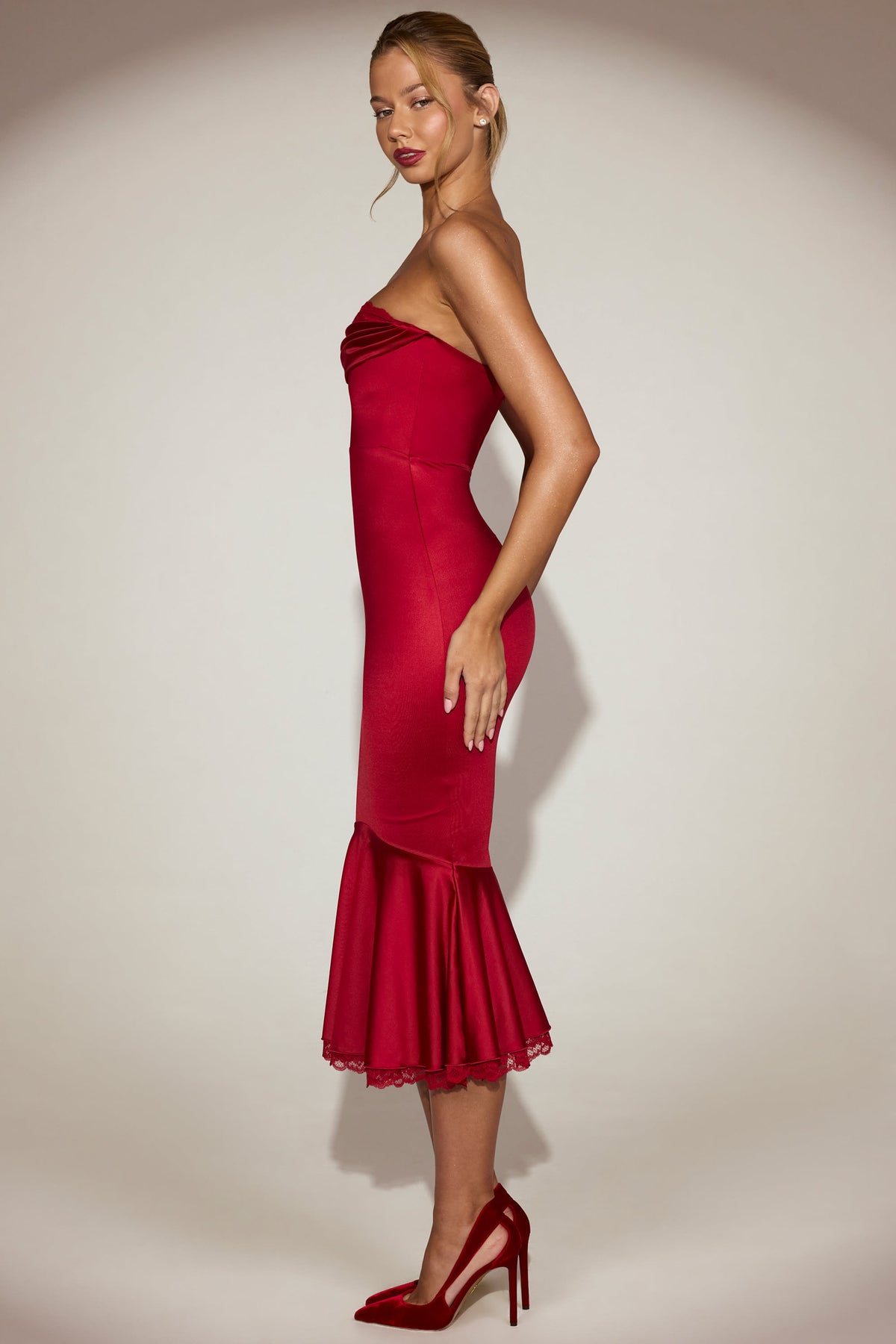 ⁣⁢Satin-Spitzenbesatz Bandeau Midaxi-Kleid mit ausgestelltem Rock in True Red⁤⁣