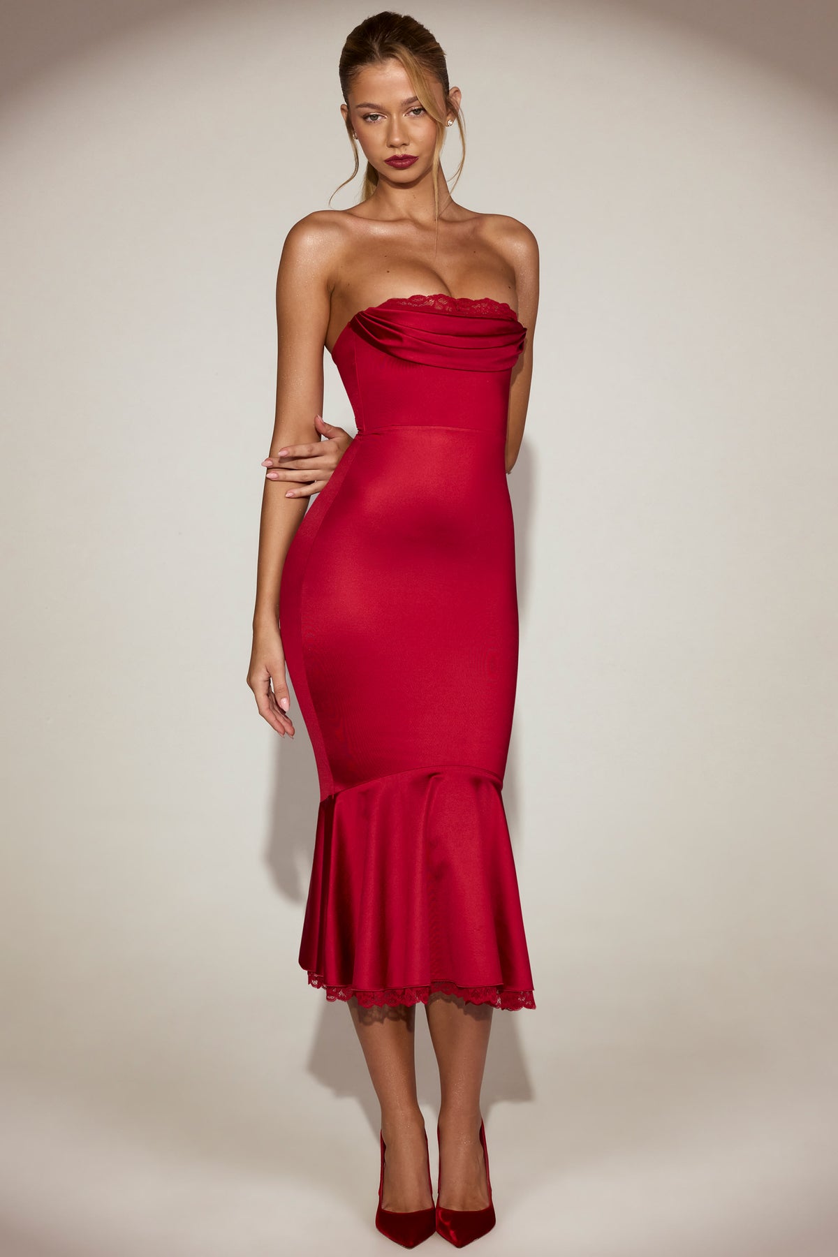 ⁣⁢Satin-Spitzenbesatz Bandeau Midaxi-Kleid mit ausgestelltem Rock in True Red⁤⁣