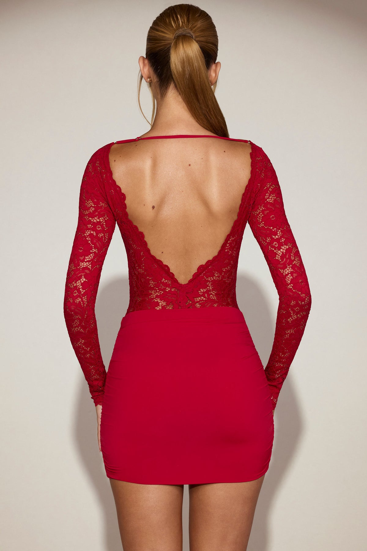 ⁣⁢Minikleid mit U-Boot-Ausschnitt und transparenter Spitze in True Red⁤⁣