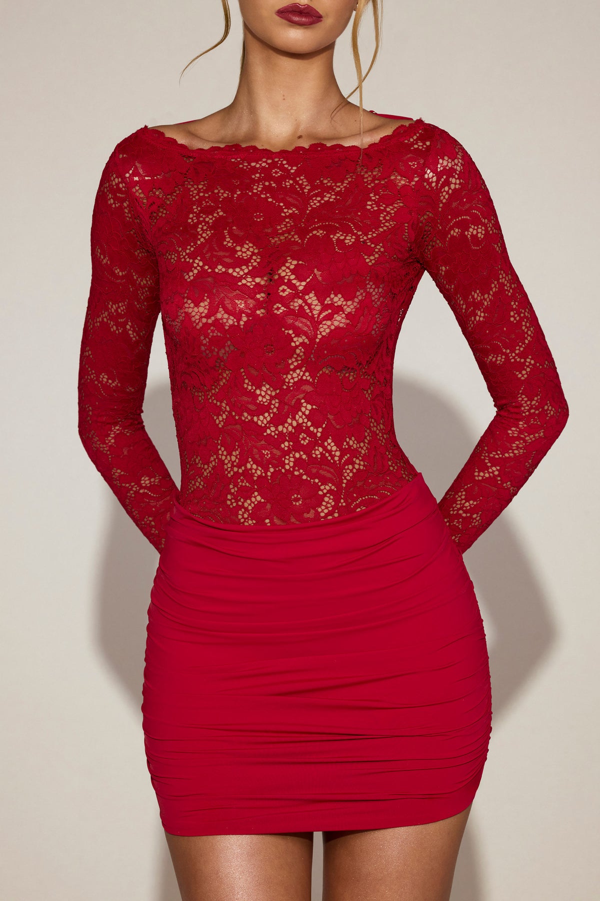 ⁣⁢Minikleid mit U-Boot-Ausschnitt und transparenter Spitze in True Red⁤⁣