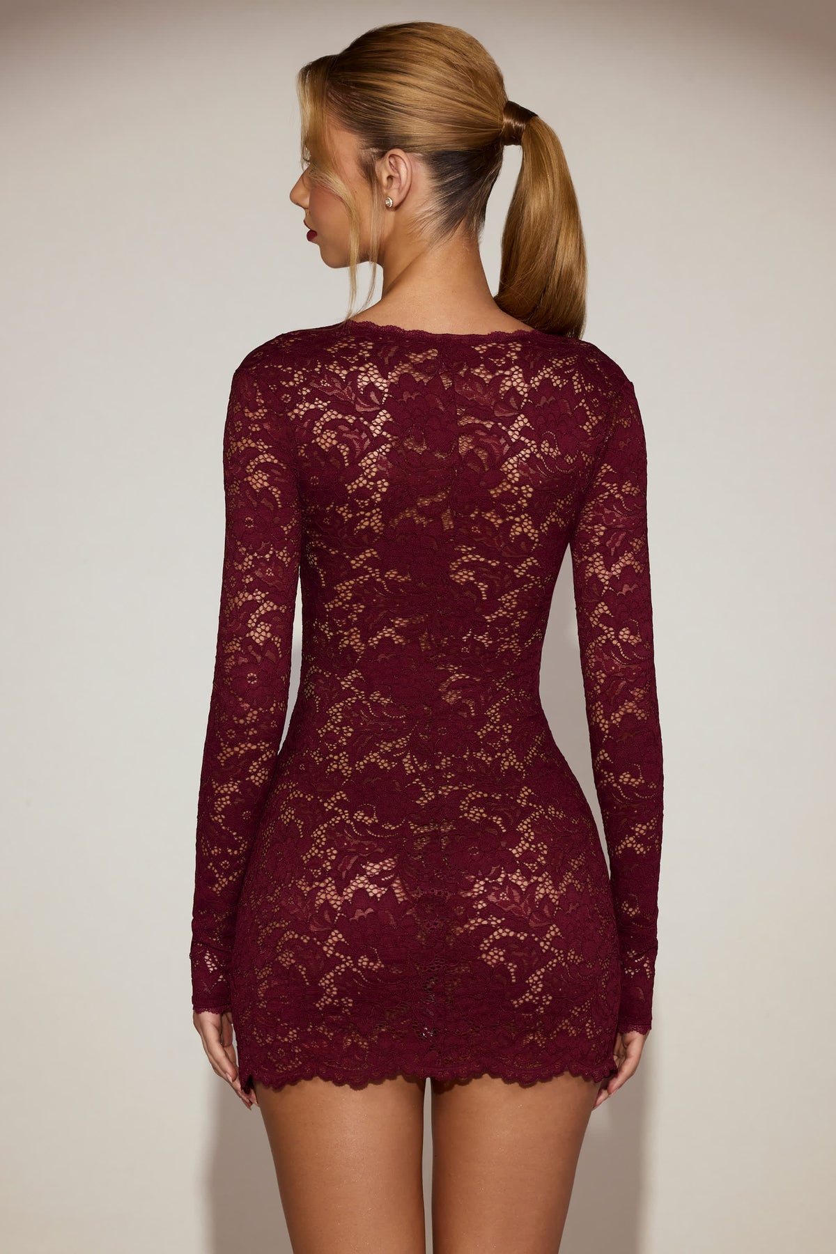 ⁣⁢Transparenter Spitzen-Minikleid mit Wellensaum und langen Ärmeln in Weinrot⁤⁣