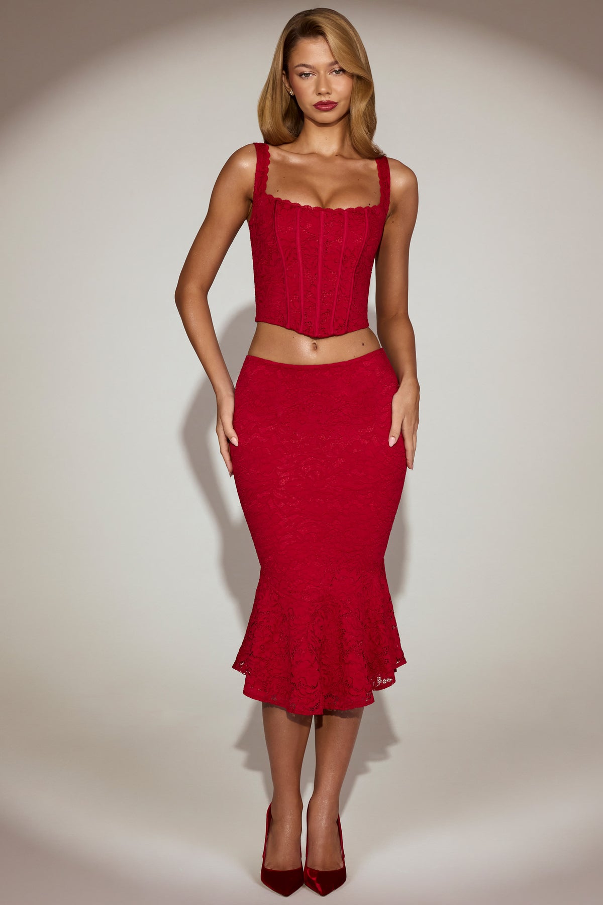 ⁣⁢Spitzen-Midirock mit ausgestelltem Bund in True Red⁤⁣