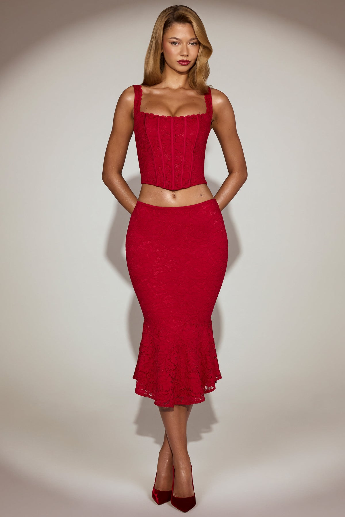 ⁣⁢Spitzen-Midirock mit ausgestelltem Bund in True Red⁤⁣