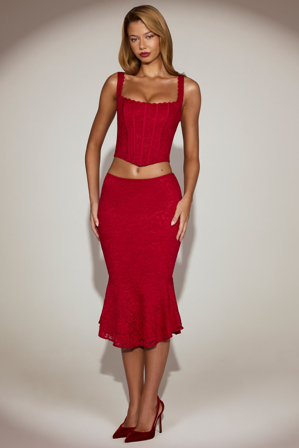 ⁣⁢Spitzen-Midirock mit ausgestelltem Bund in True Red⁤⁣