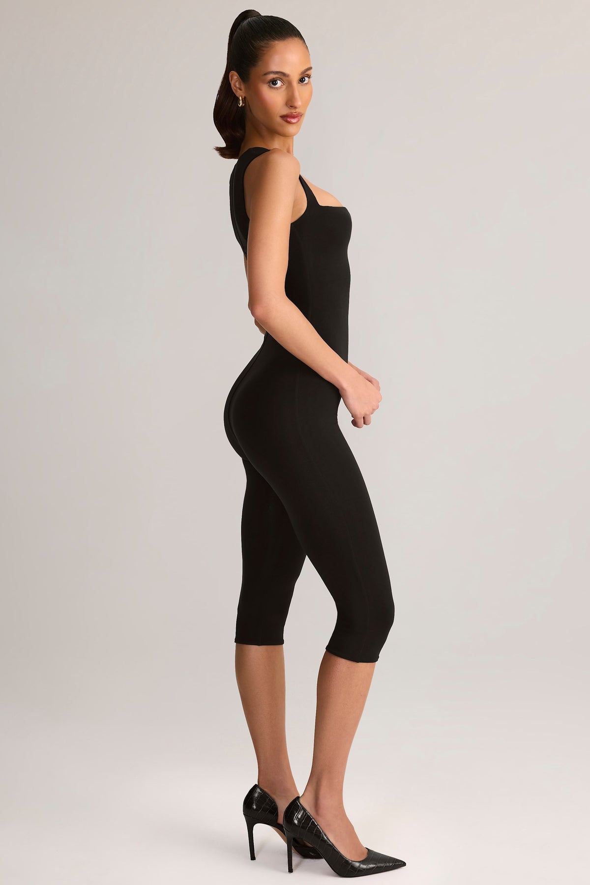 ⁣⁢Modal-Jumpsuit mit eckigem Ausschnitt und Bodycon-Passform in Capri-Optik in Schwarz⁤⁣
