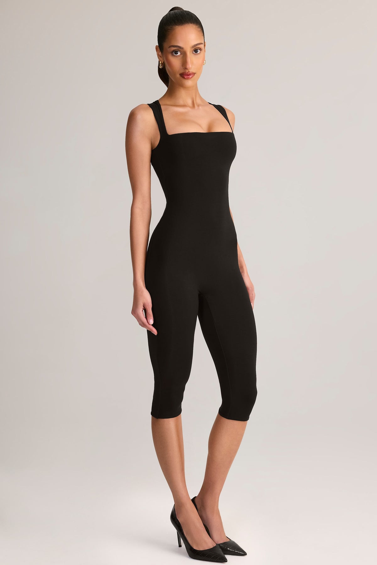 ⁣⁢Modal-Jumpsuit mit eckigem Ausschnitt und Bodycon-Passform in Capri-Optik in Schwarz⁤⁣