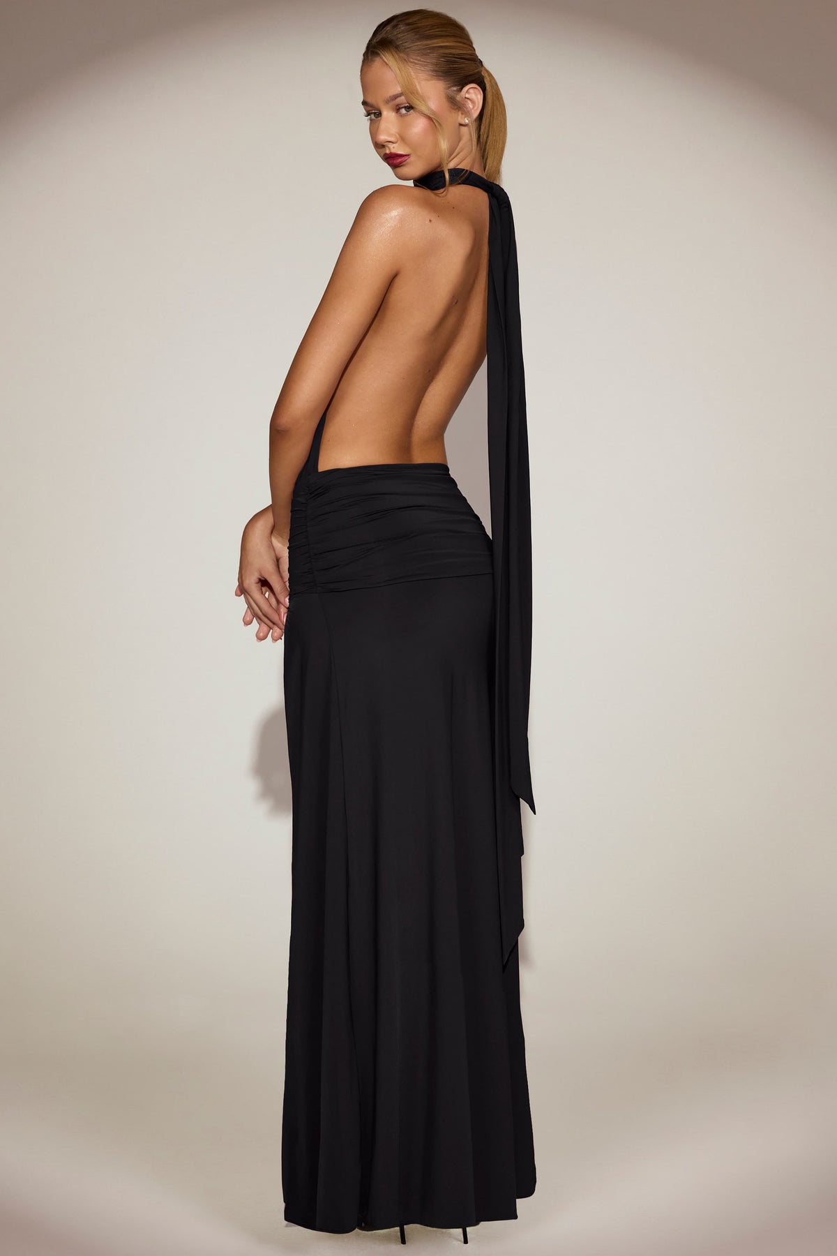 ⁣⁢Soft-Jersey Neckholder rückenfreies Maxikleid in Schwarz⁤⁣