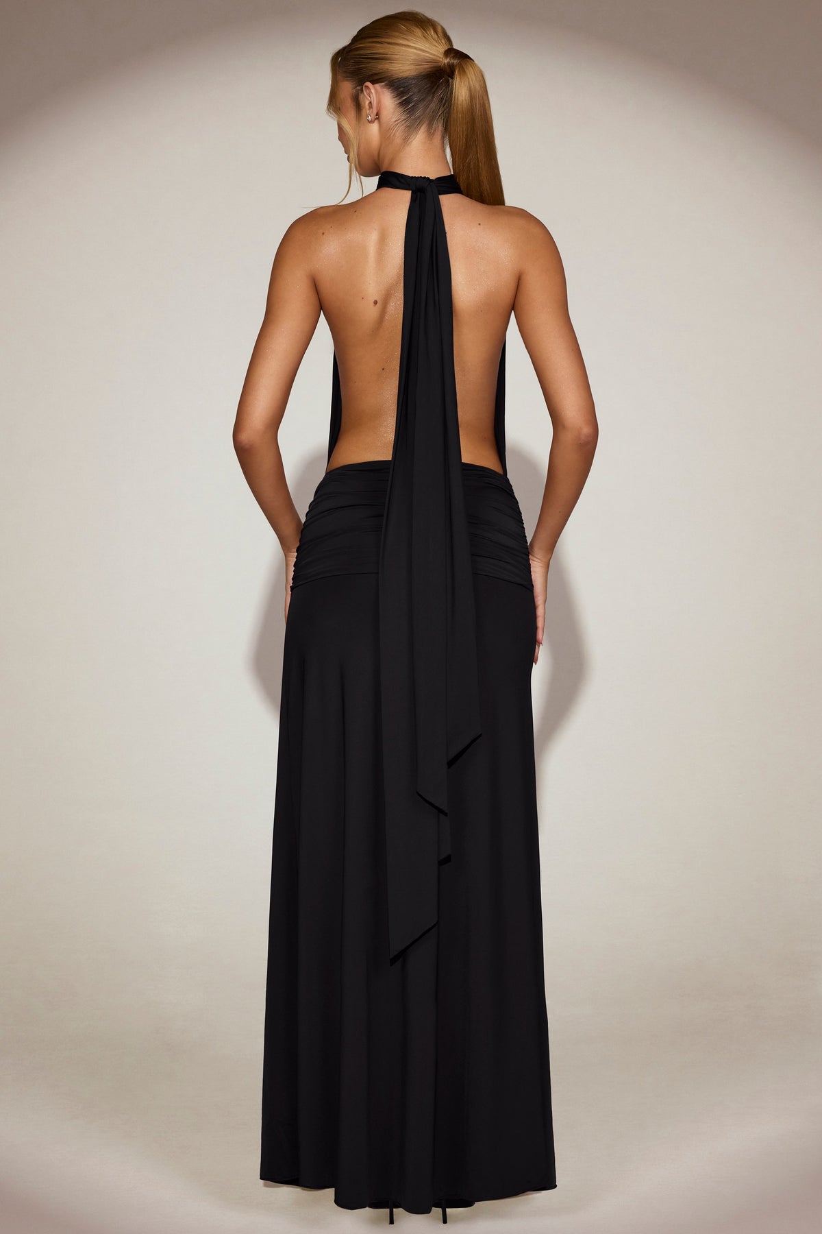 ⁣⁢Soft-Jersey Neckholder rückenfreies Maxikleid in Schwarz⁤⁣