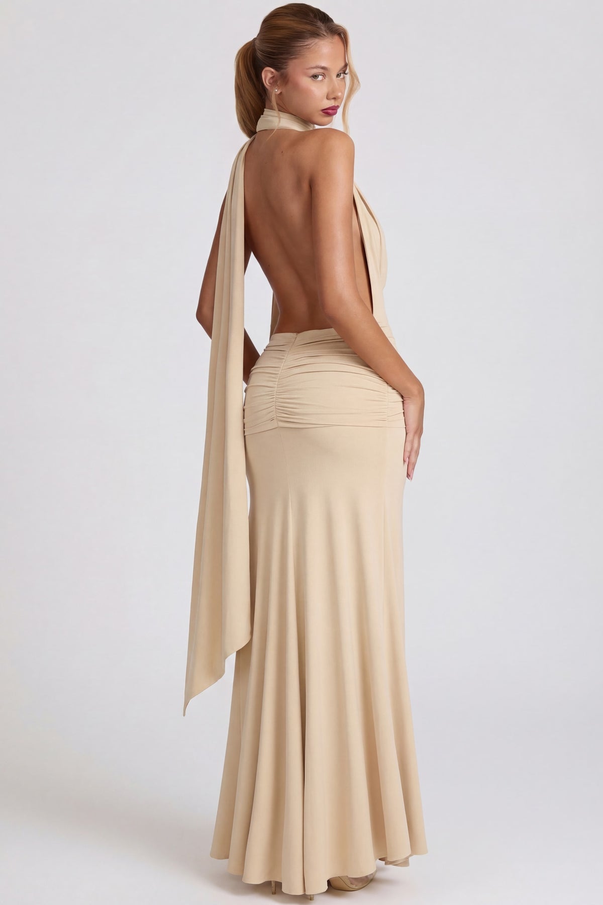 ⁣⁢Soft-Jersey Plunge Neckholder-Maxikleid in Champagner⁤⁣