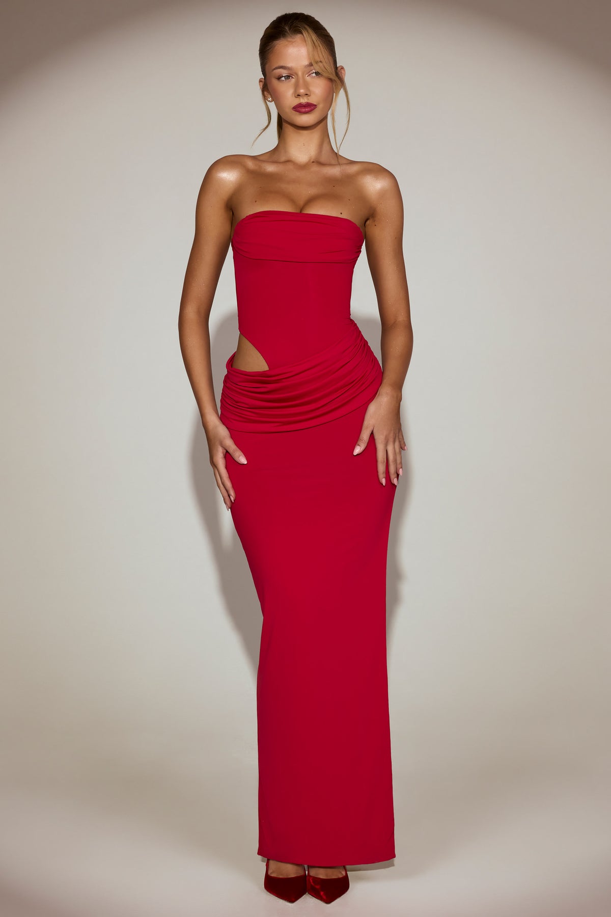 ⁣⁢Soft-Jersey Bandeau Cut-Out Maxikleid in True Red⁤⁣ - 1