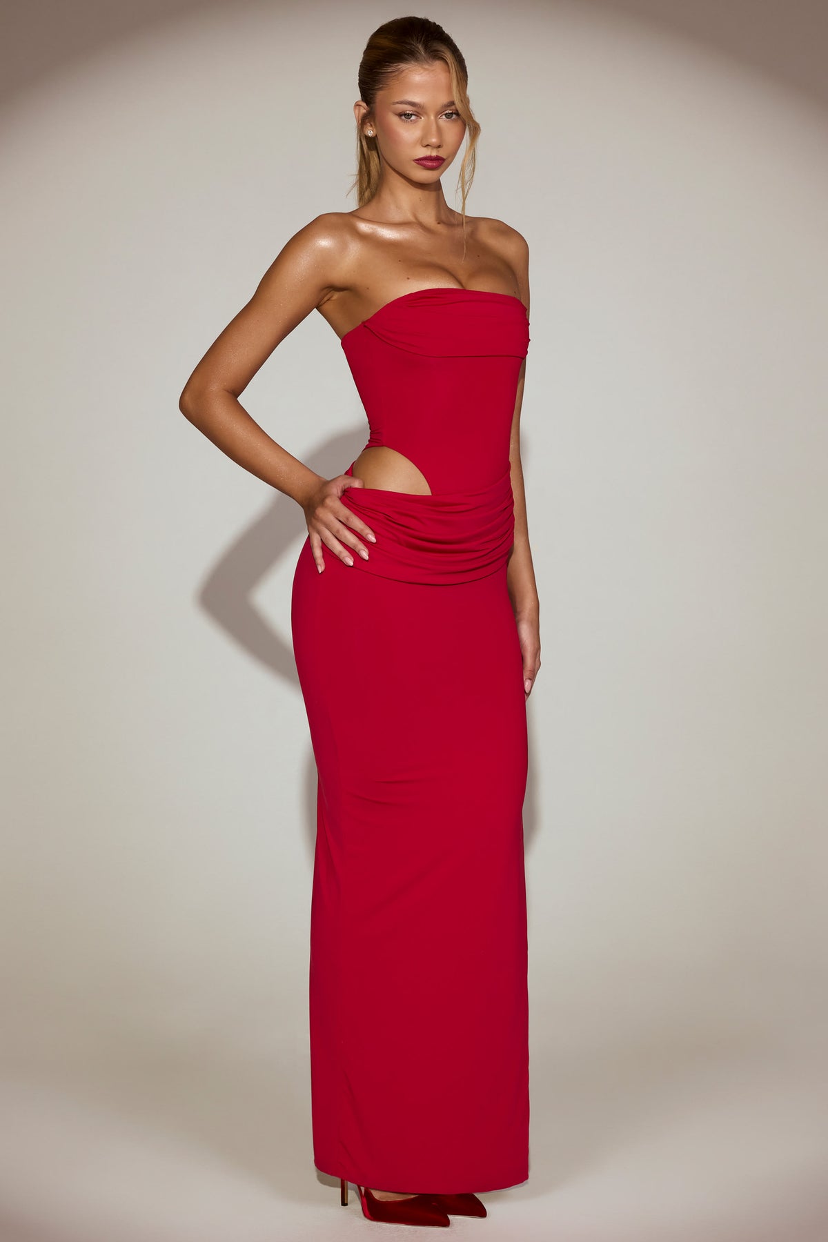 ⁣⁢Soft-Jersey Bandeau Cut-Out Maxikleid in True Red⁤⁣