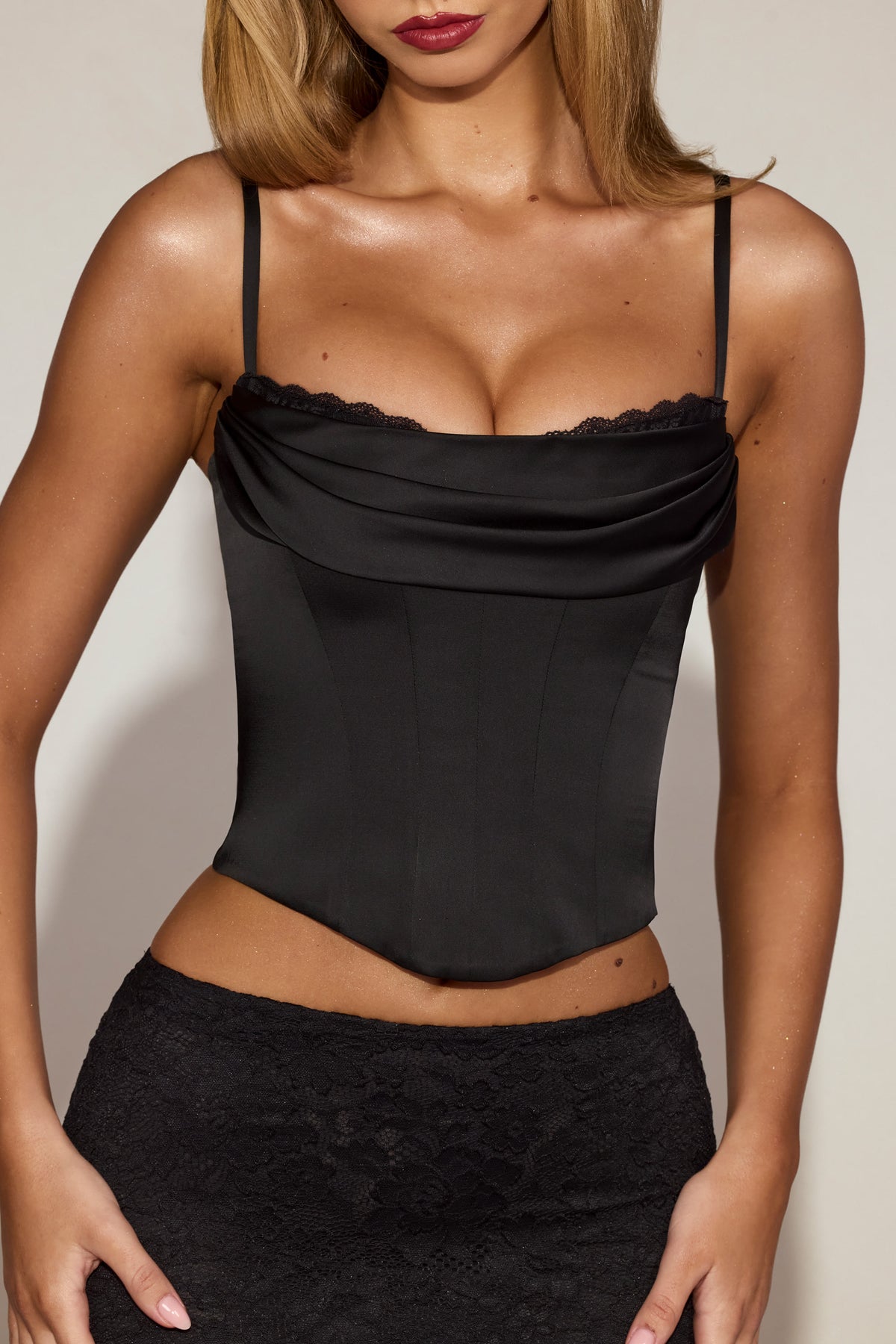 ⁣⁢Satin-Korsett-Top mit Wasserfallausschnitt und Schnürung in Schwarz⁤⁣