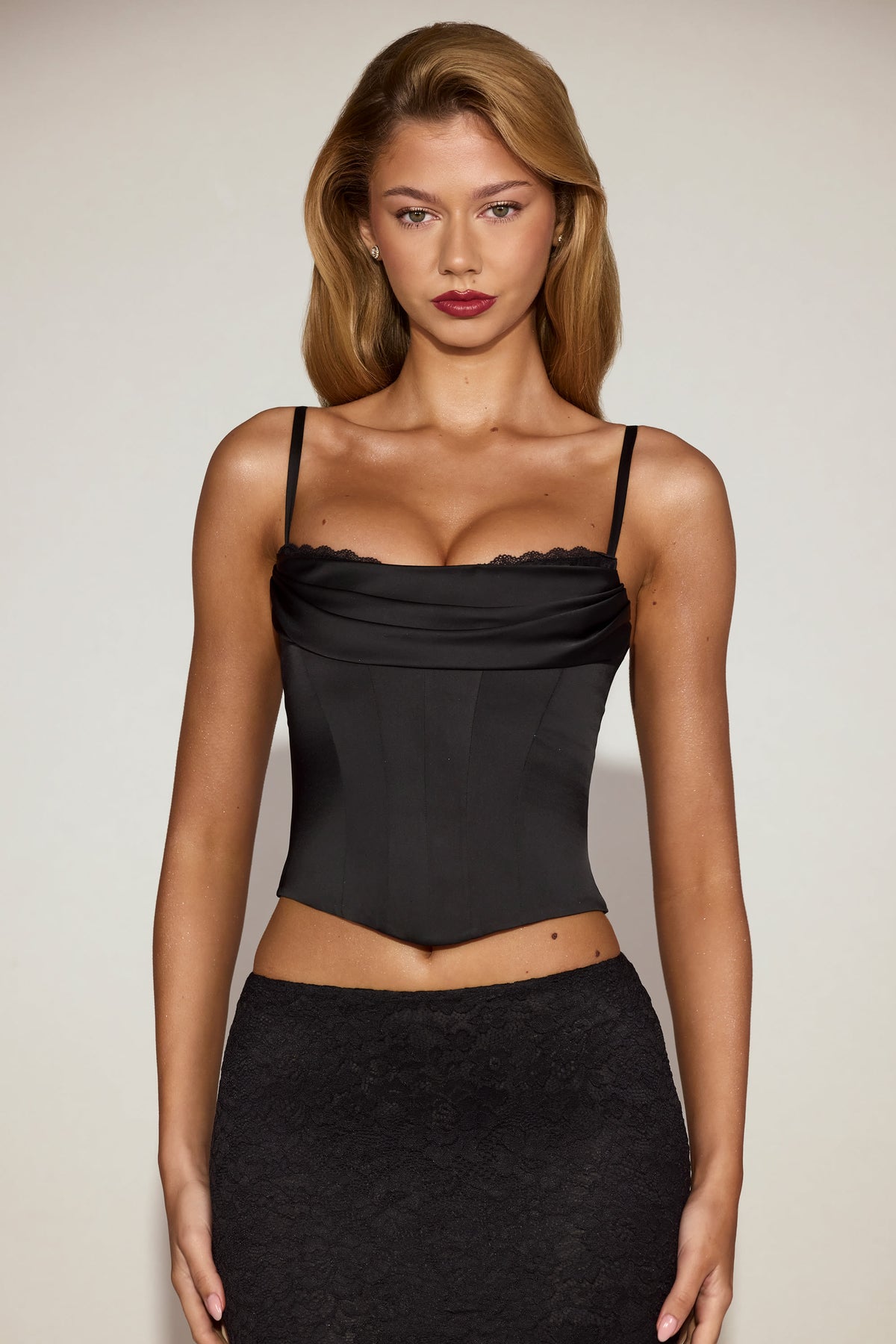 ⁣⁢Satin-Korsett-Top mit Wasserfallausschnitt und Schnürung in Schwarz⁤⁣