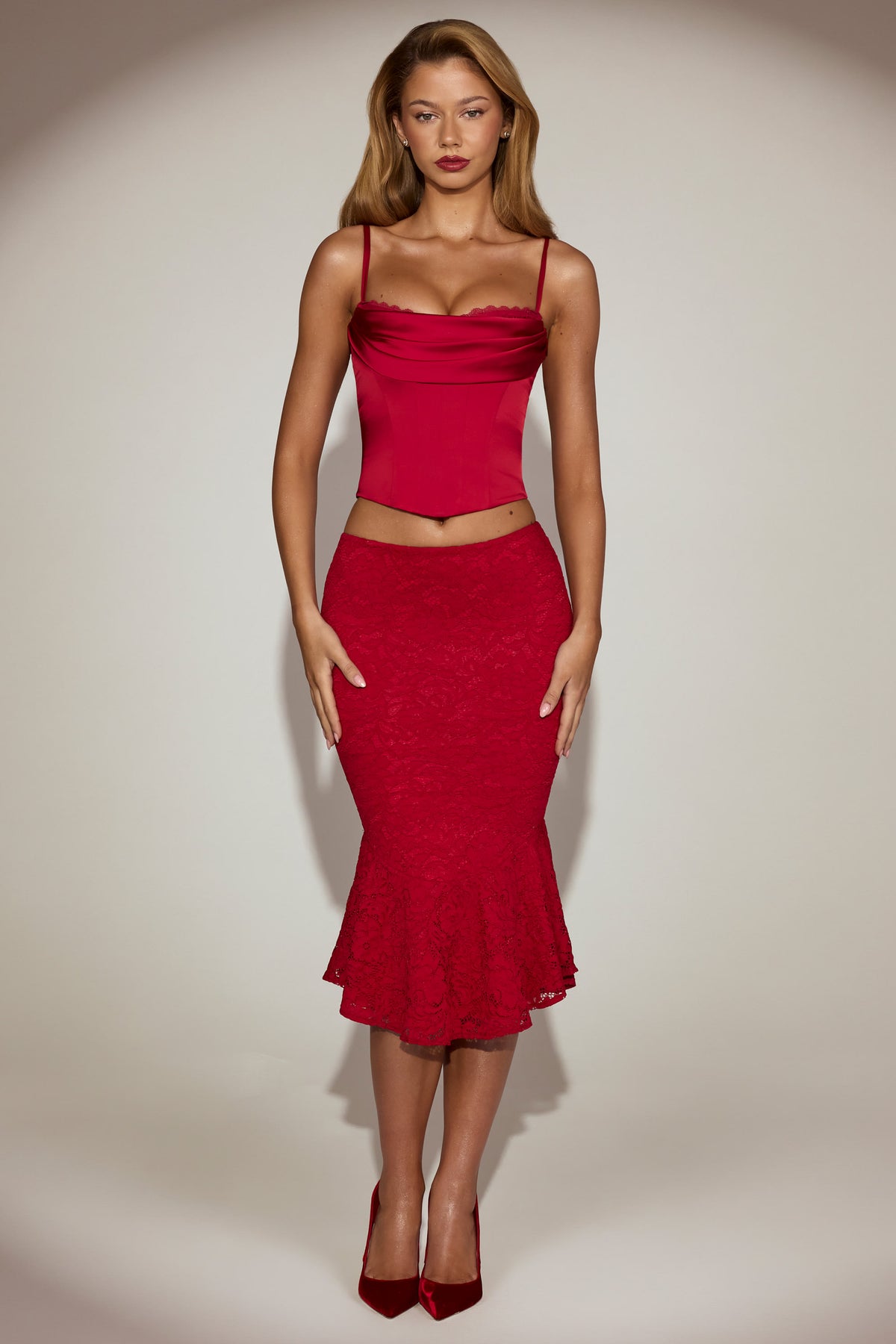 ⁣⁢Satin-Korsett-Top mit Wasserfallausschnitt und Schnürung in True Red⁤⁣