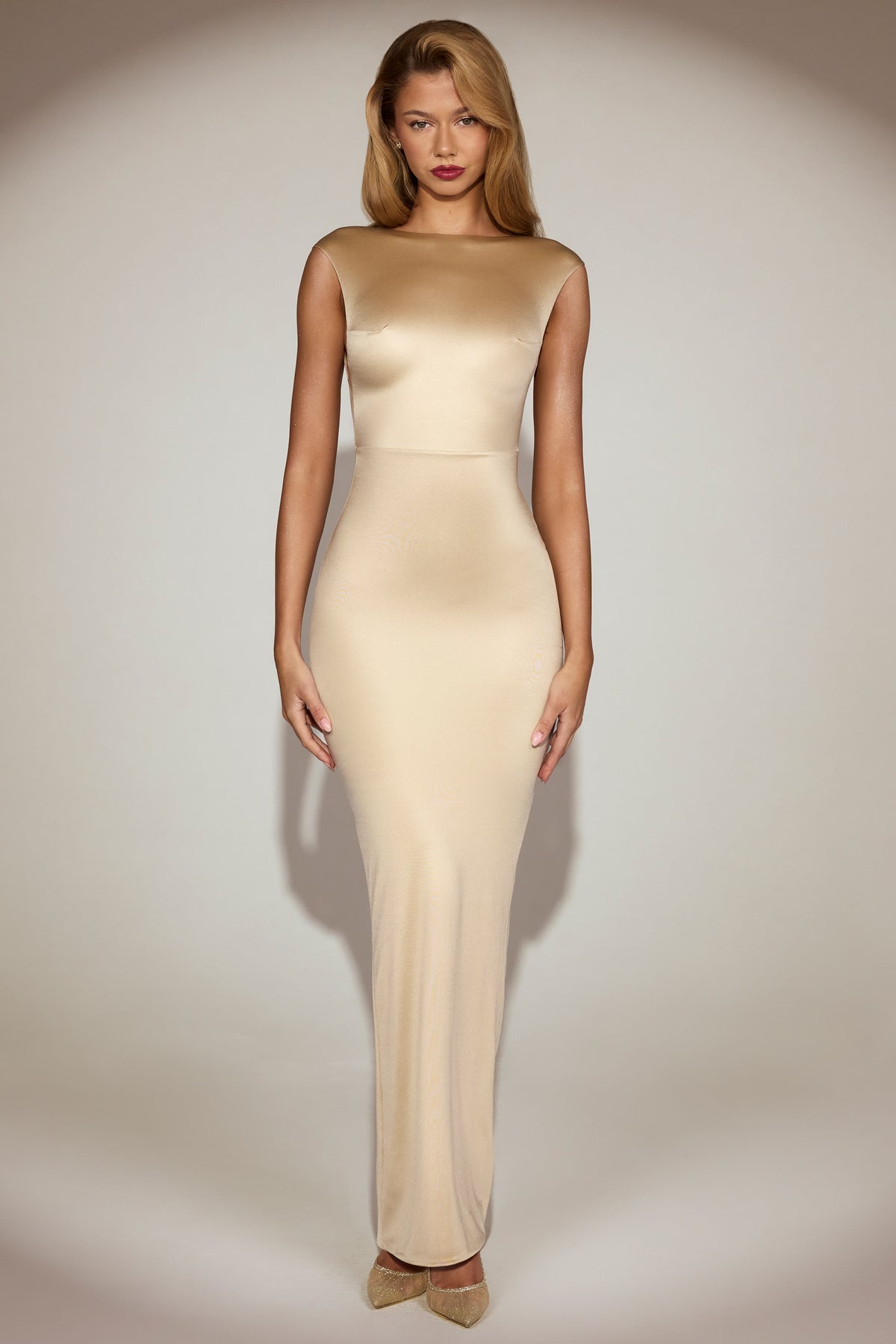 ⁣⁢Maxikleid aus Satin mit U-Boot-Ausschnitt und gedrehtem Rücken in Champagner⁤⁣