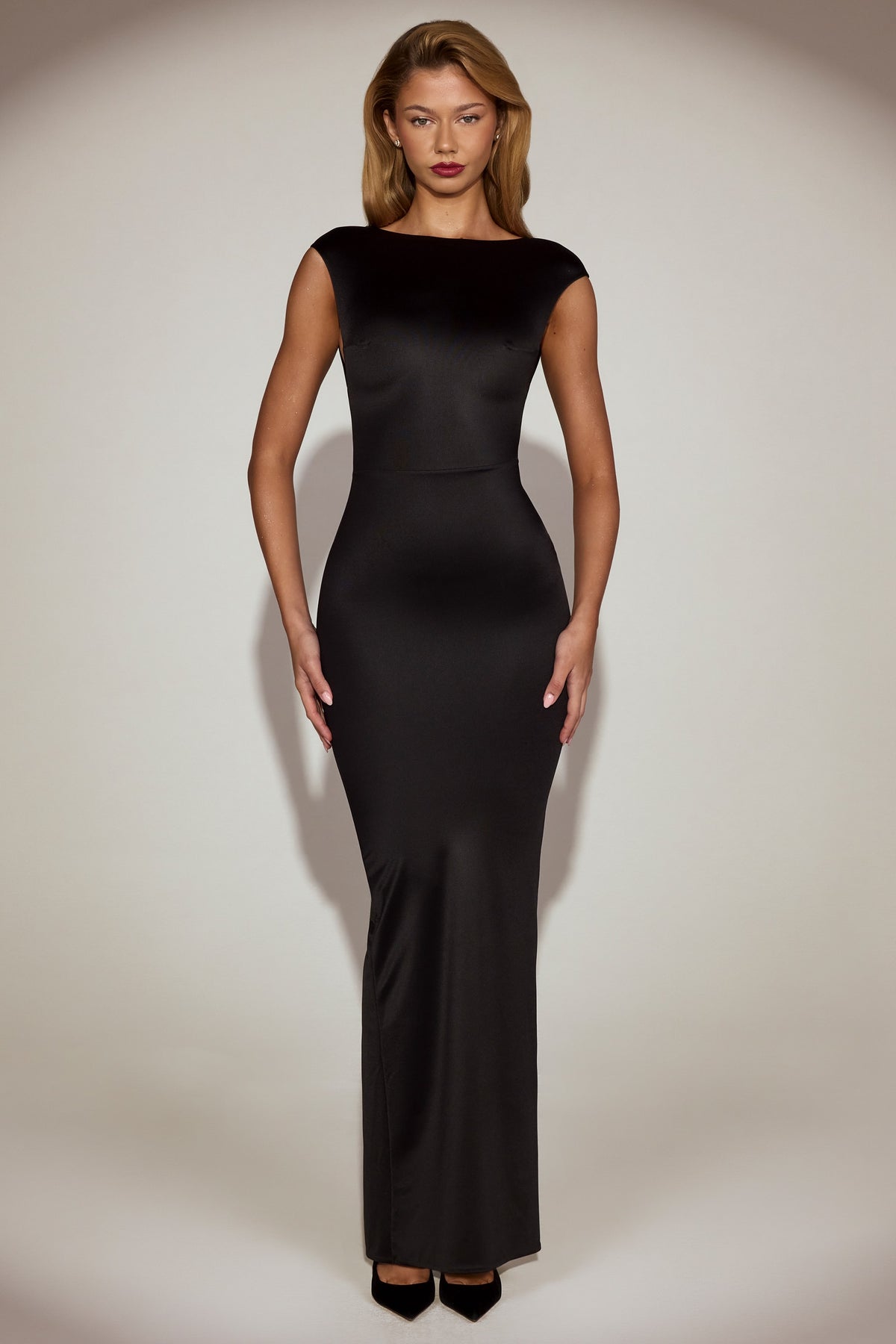⁣⁢Satin-Maxikleid mit U-Boot-Ausschnitt und Twist-Rücken in Schwarz⁤⁣