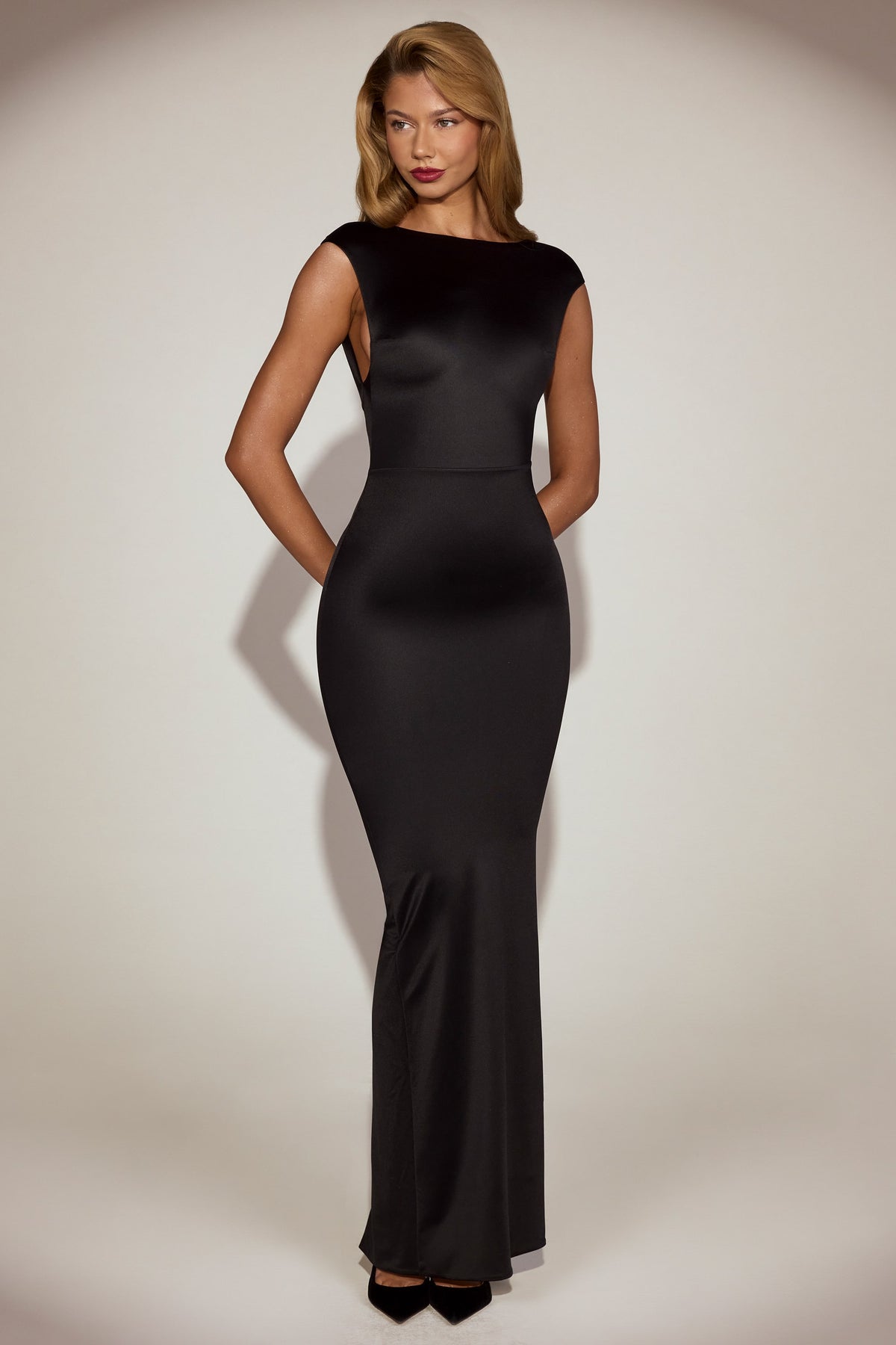⁣⁢Satin-Maxikleid mit U-Boot-Ausschnitt und Twist-Rücken in Schwarz⁤⁣