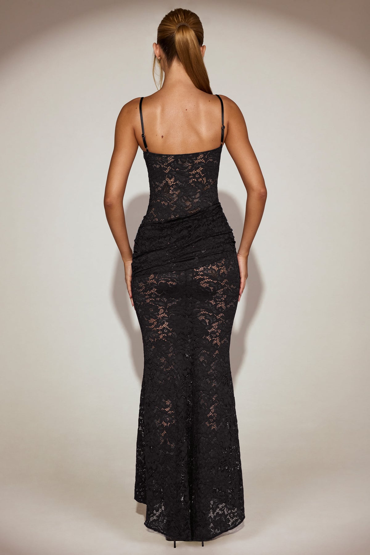 ⁣⁢Transparenter Spitzen-Maxikleid mit eckigem Ausschnitt und Raffung in Schwarz⁤⁣