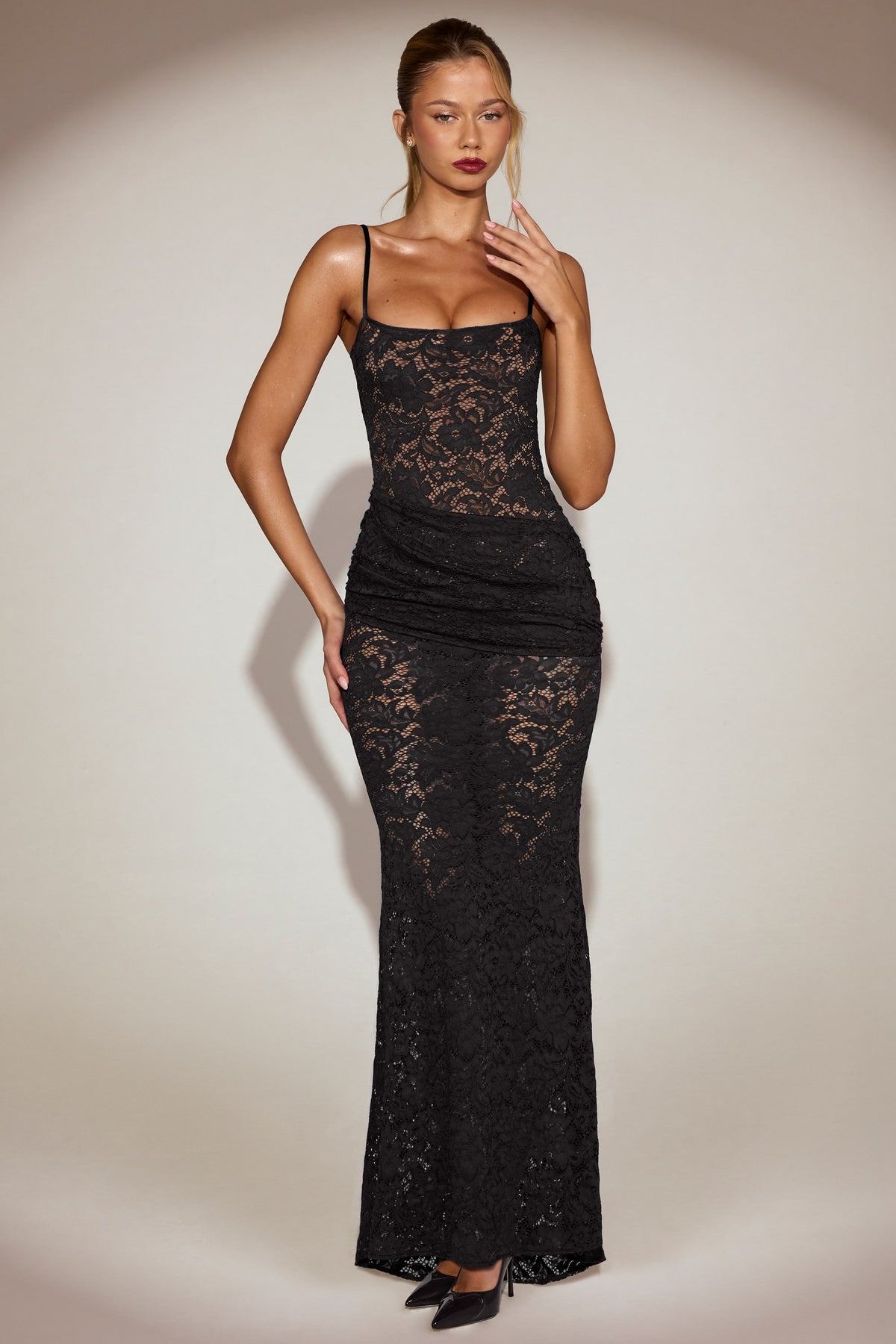 ⁣⁢Transparenter Spitzen-Maxikleid mit eckigem Ausschnitt und Raffung in Schwarz⁤⁣