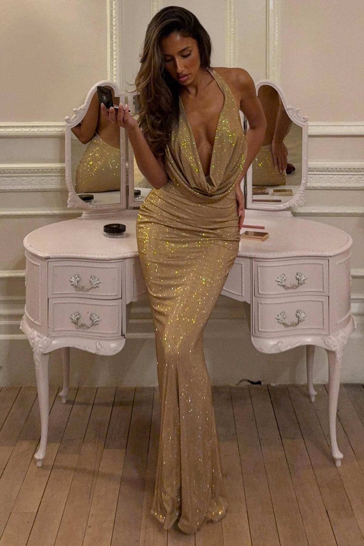 ⁣⁢Verziertes rückenfreies Maxikleid mit Wasserfallausschnitt in Gold⁤⁣ - 1