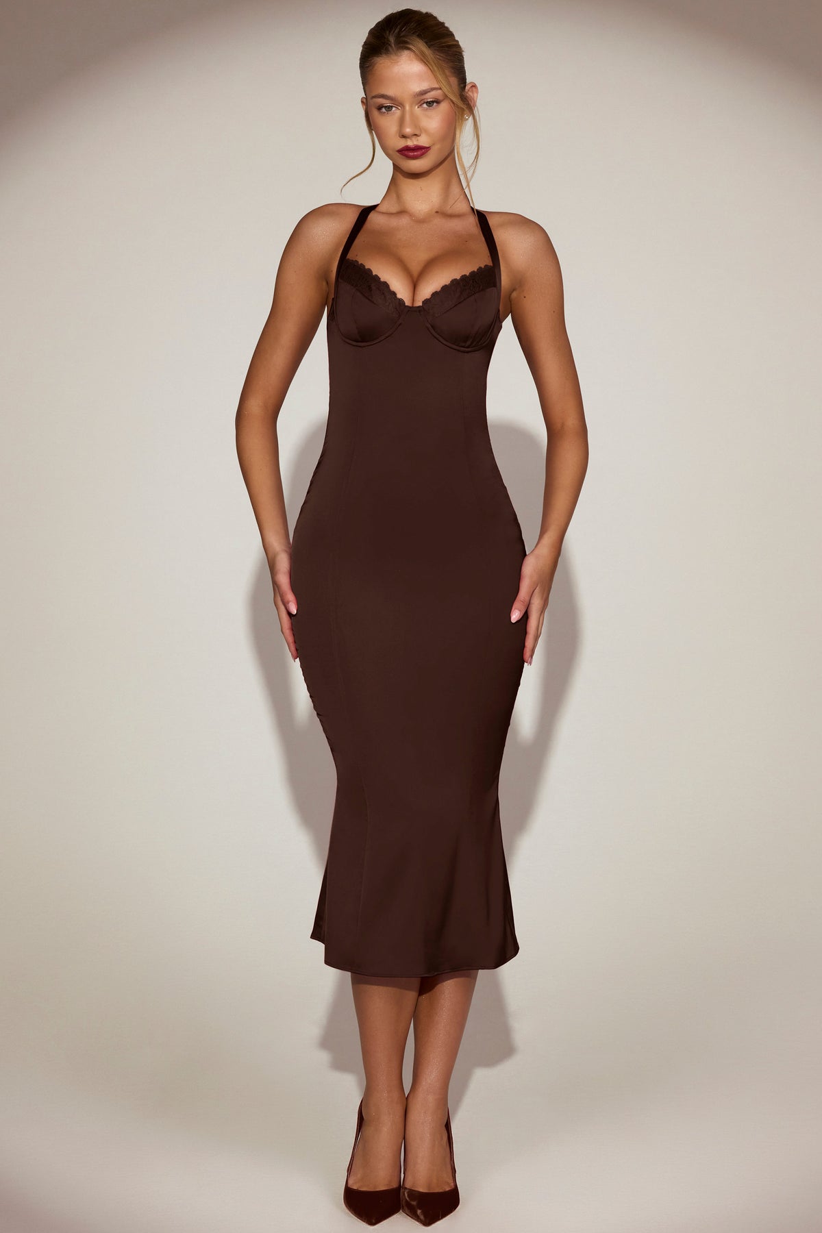 ⁣⁢Satin-Sweetheart-Bustier-Fishtail-Midaxikleid in Schokoladenbraun⁤⁣