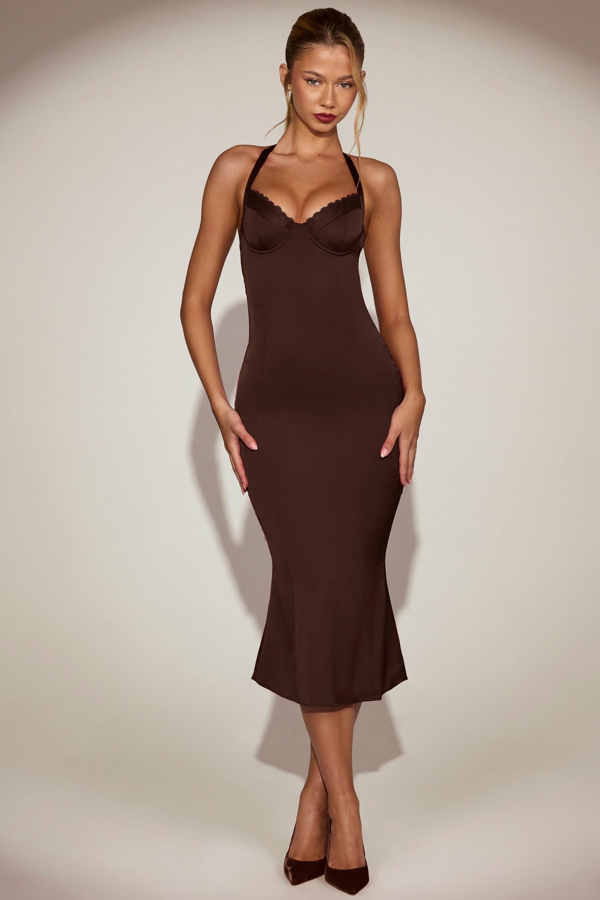 ⁣⁢Satin-Sweetheart-Bustier-Fishtail-Midaxikleid in Schokoladenbraun⁤⁣
