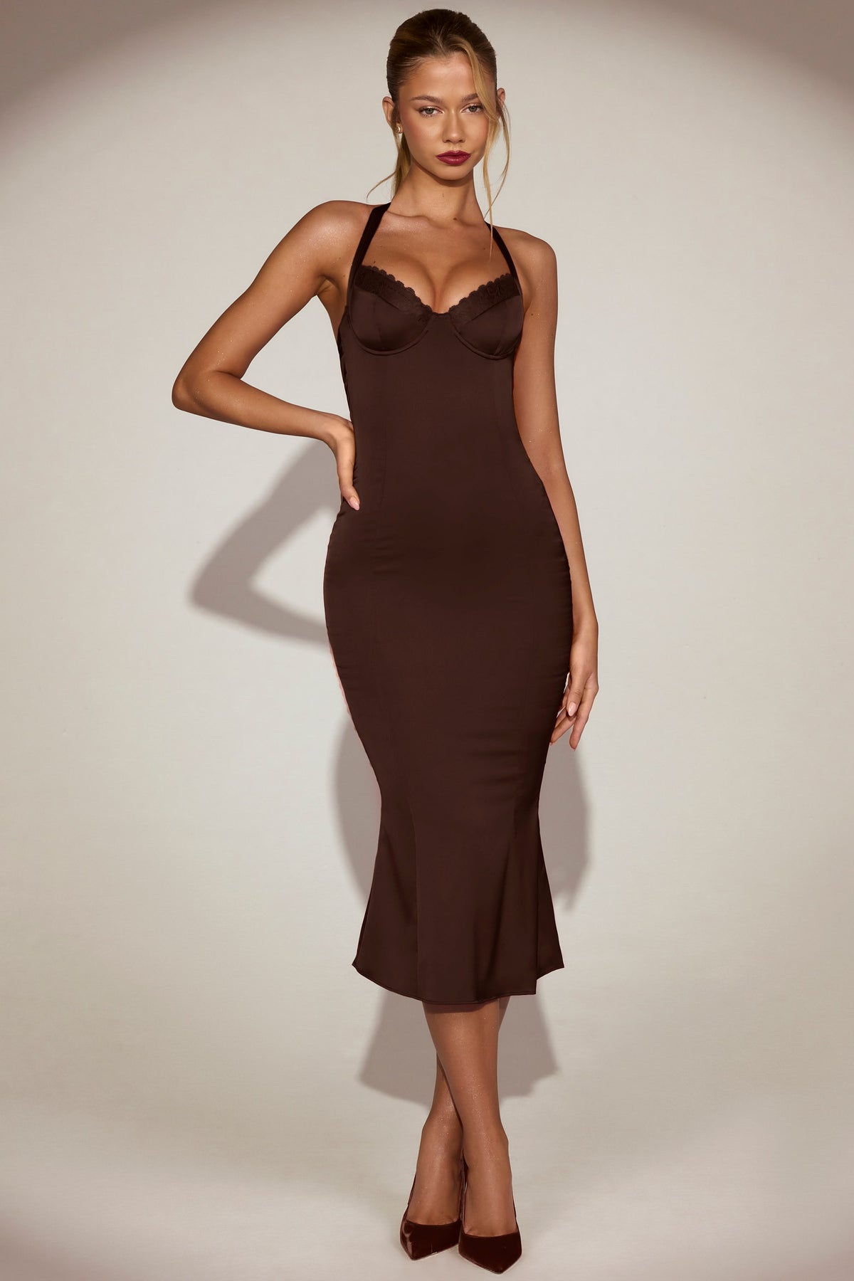 ⁣⁢Satin-Sweetheart-Bustier-Fishtail-Midaxikleid in Schokoladenbraun⁤⁣
