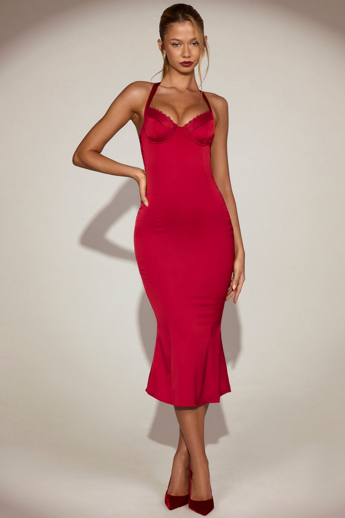 ⁣⁢Satin-Sweetheart-Bustier-Fishtail-Midaxi-Kleid in True Red⁤⁣