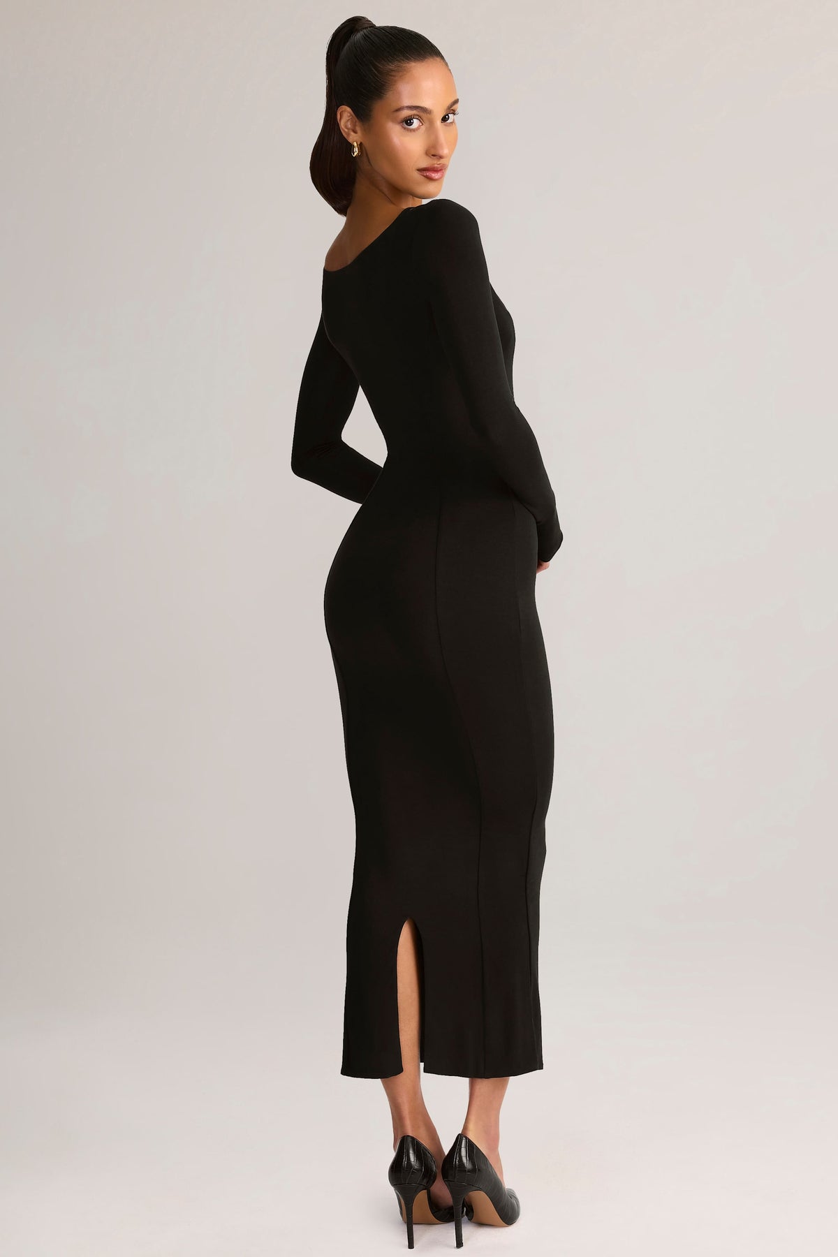 ⁣⁢Midikleid mit langen Ärmeln und "Peekaboo"-Ausschnitt aus Modal in Schwarz⁤⁣