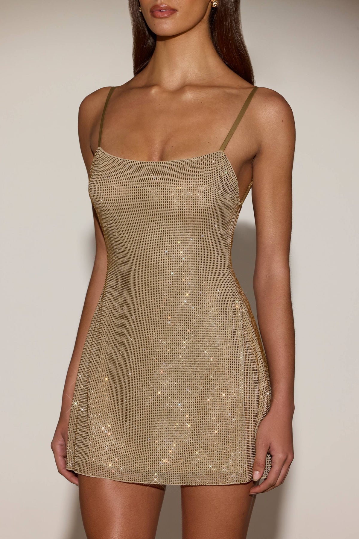 ⁣⁢Verziertes Minikleid mit weitem U-Ausschnitt und Rückenausschnitt in Gold⁤⁣