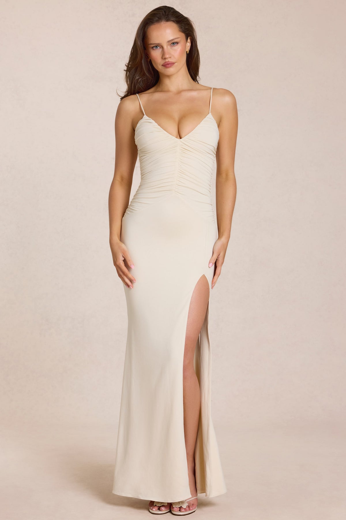 ⁣⁢Maxikleid mit tiefem V-Ausschnitt in Elfenbein⁤⁣