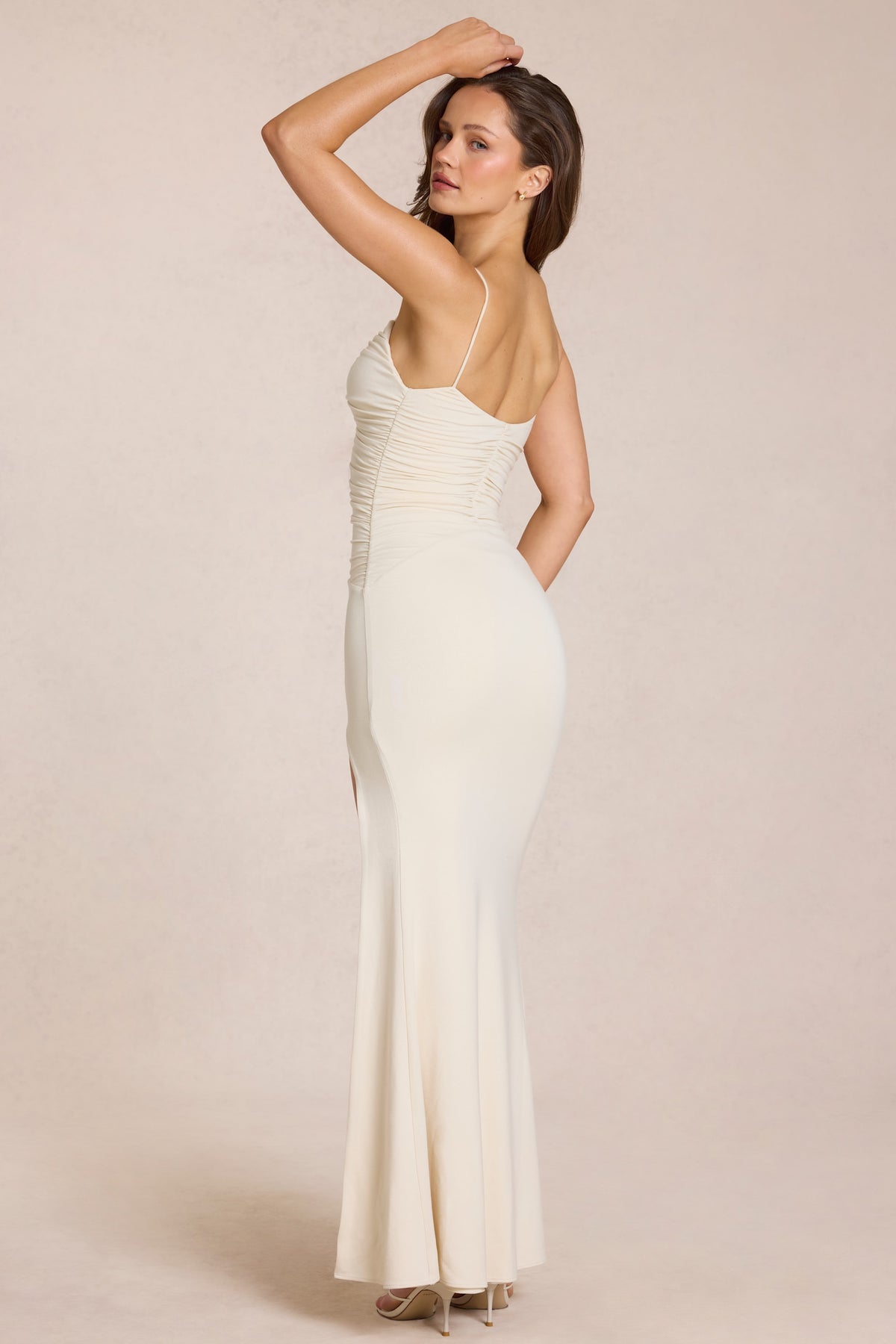 ⁣⁢Maxikleid mit tiefem V-Ausschnitt in Elfenbein⁤⁣