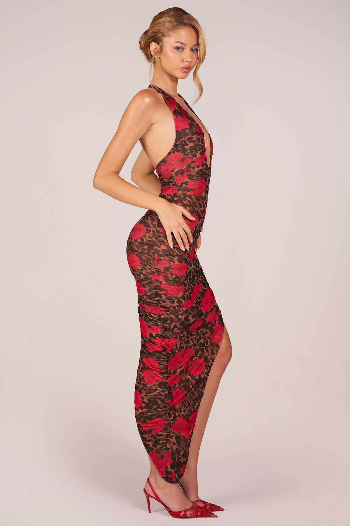 ⁣⁢Neckholder-Midaxikleid mit Schlitz und Leopardenmuster in Rosé⁤⁣