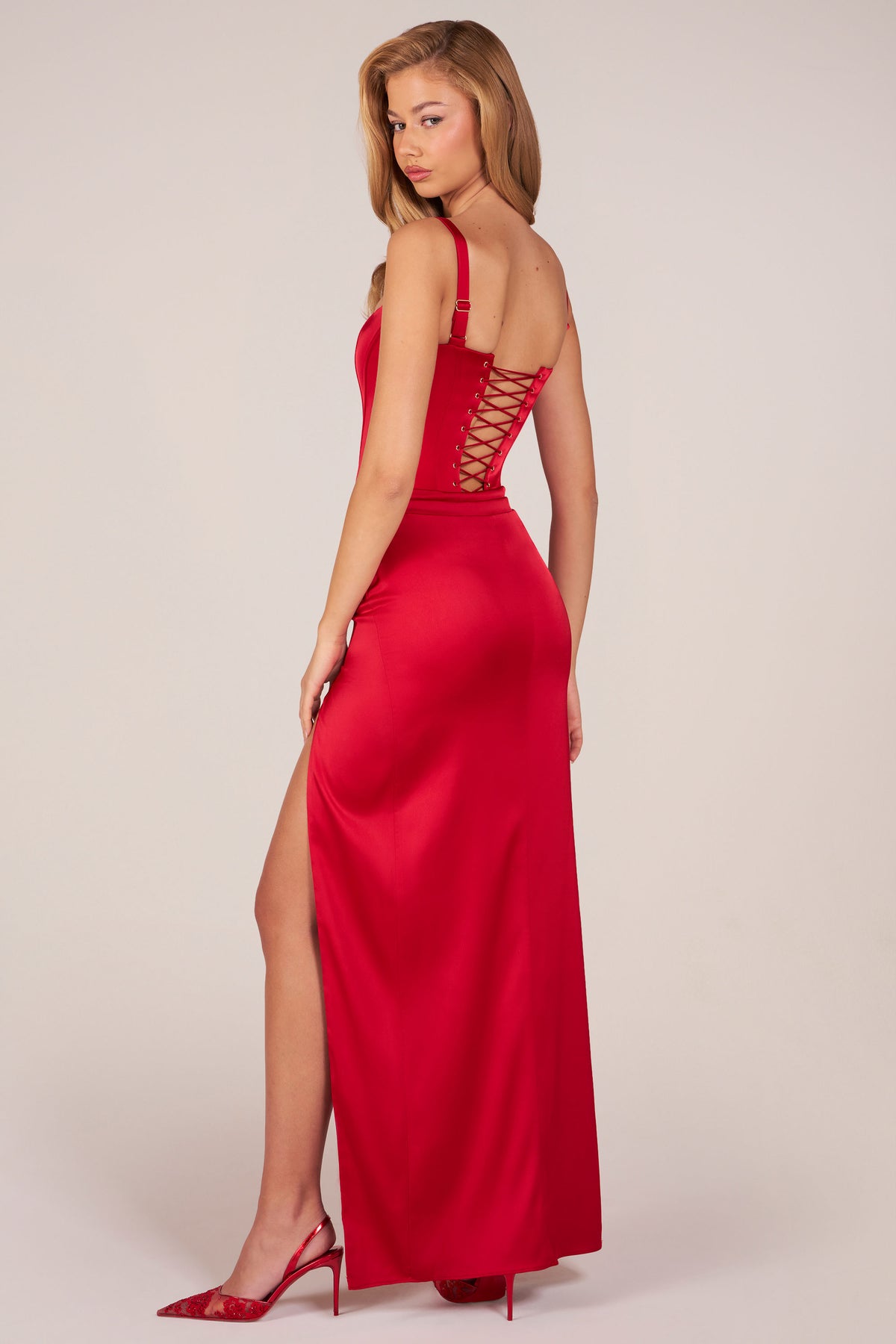 ⁣⁢Maxikleid mit Korsett-Oberteil und Oberschenkel-hohem Schlitz in Rosé-Rot⁤⁣