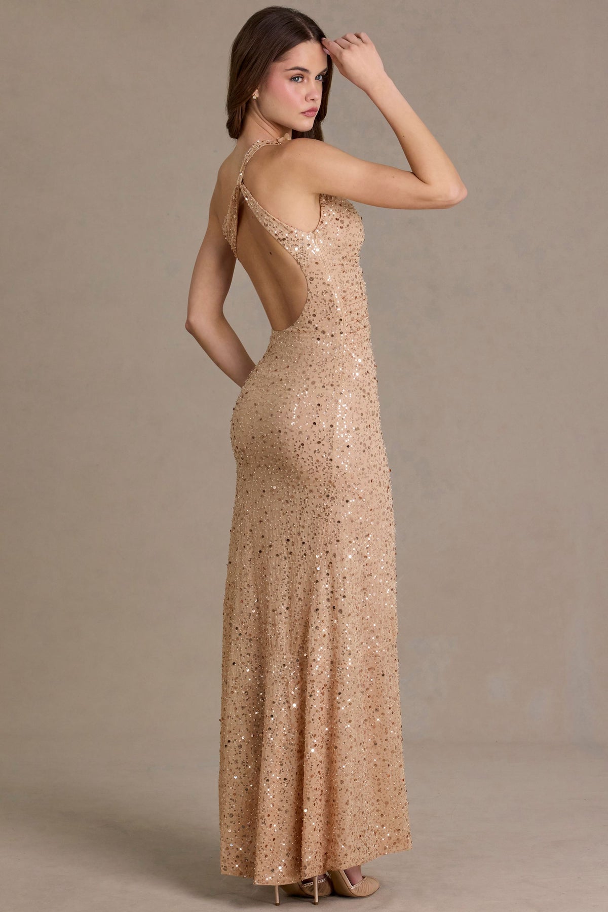 ⁣⁢Verziertes asymmetrisches One-Shoulder-Maxikleid in Sand⁤⁣