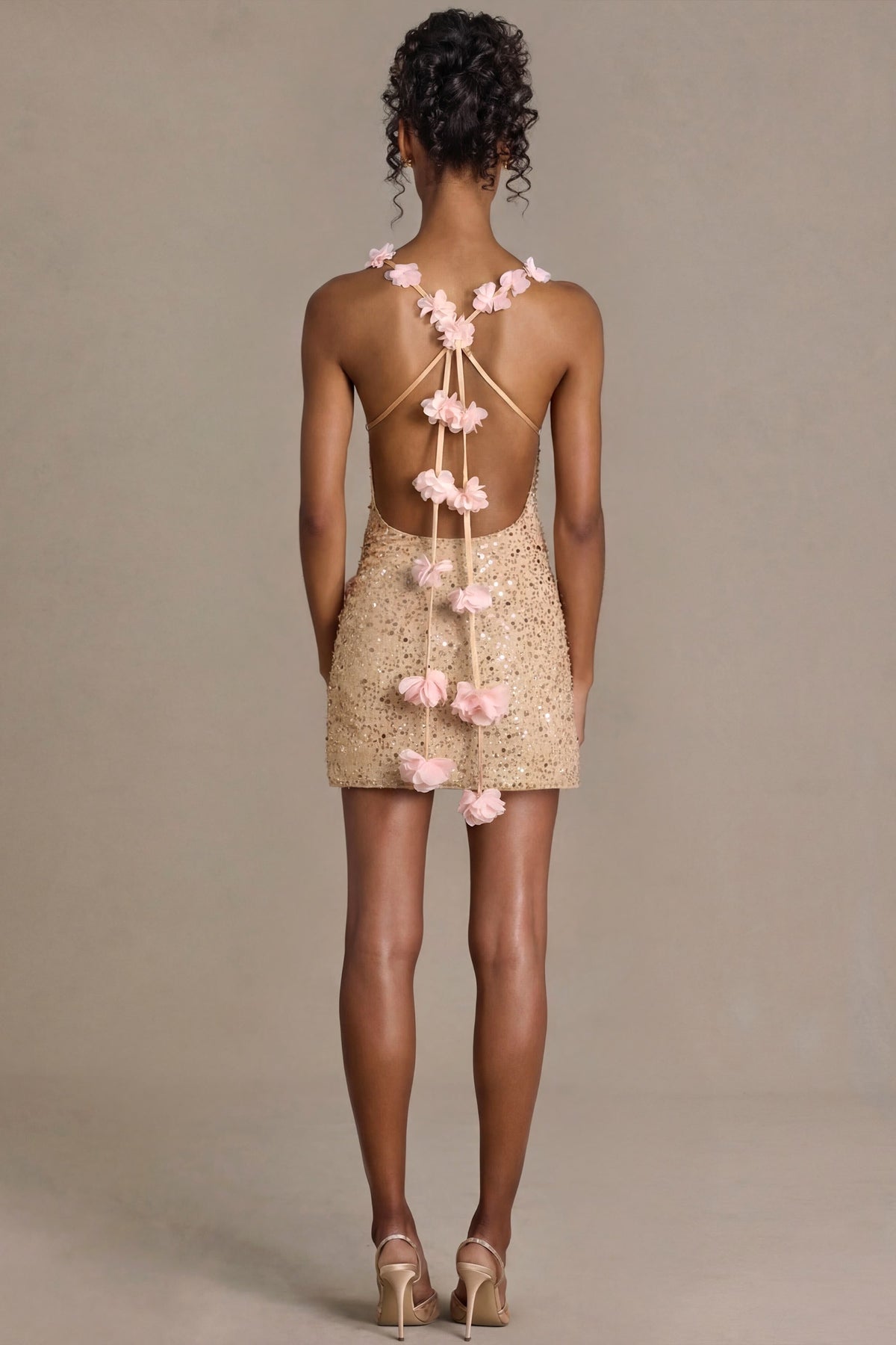 ⁣⁢Verziertes rückenfreies Minikleid in Gold⁤⁣