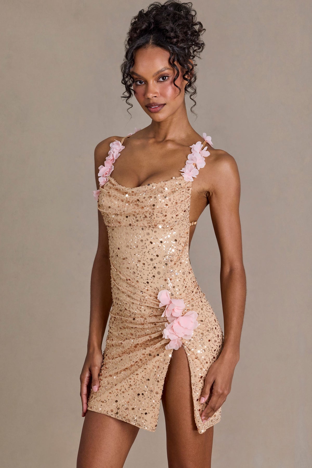 ⁣⁢Verziertes rückenfreies Minikleid in Gold⁤⁣