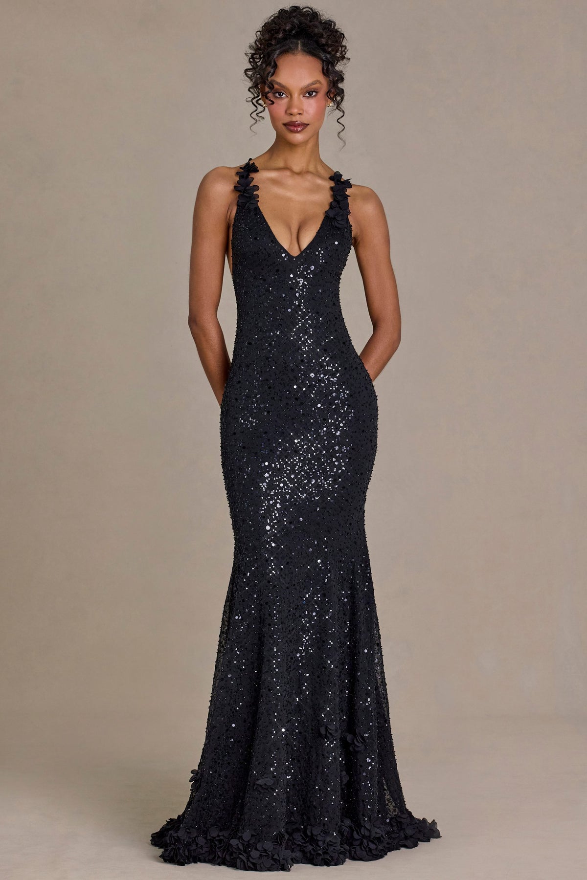 ⁣⁢Verziertes rückenfreies Abendkleid mit tiefem Ausschnitt in Schwarz⁤⁣