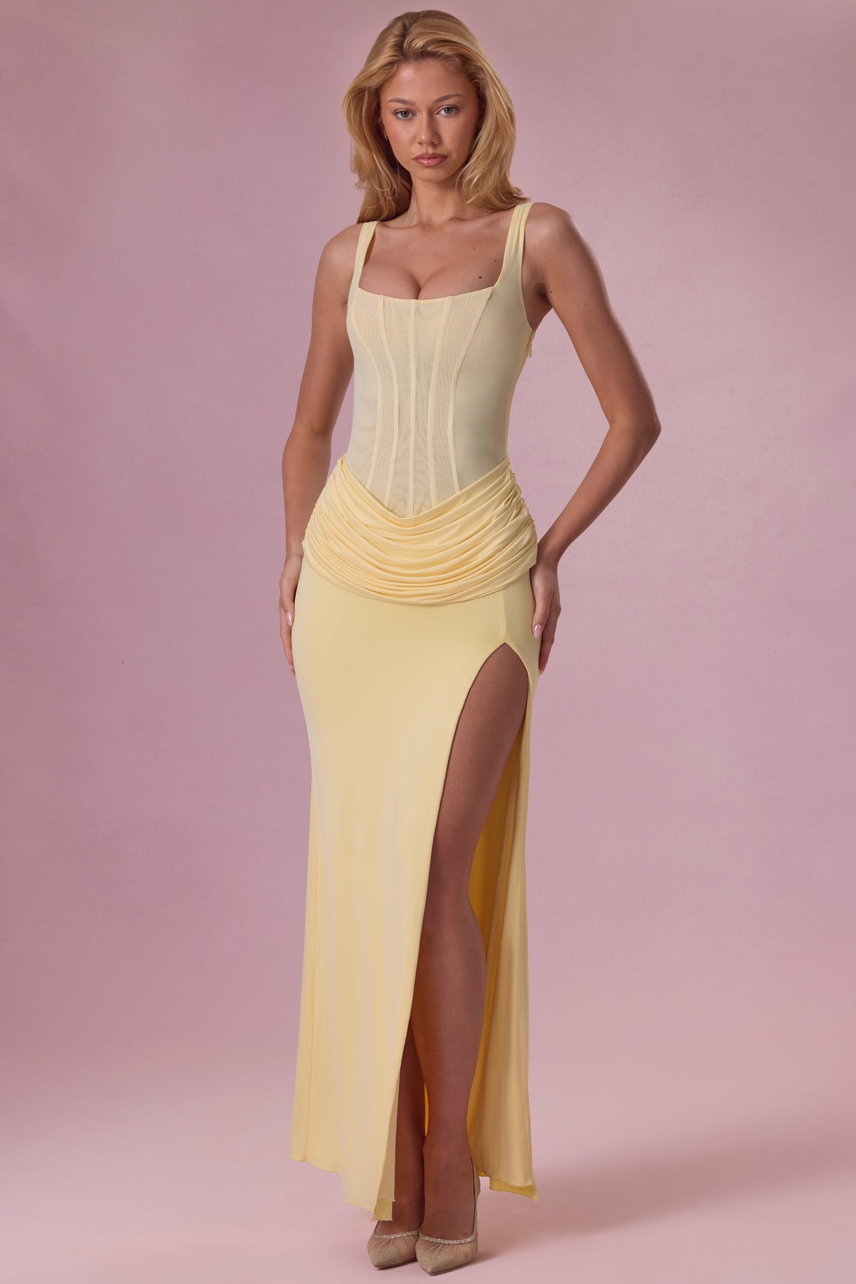 ⁣⁢Drapiertes Mesh-Brautjungfernkleid in Buttergelb⁤⁣