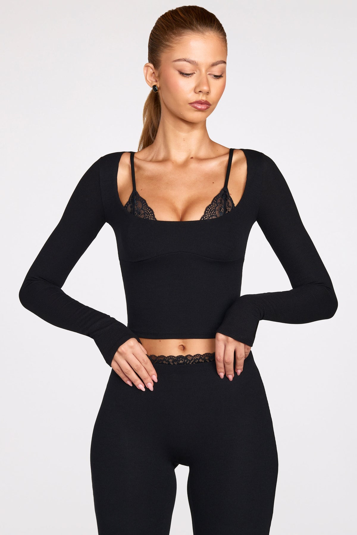 ⁣⁢Geripptes Modal-Langarm-Schnür-BH-Top in Schwarz⁤⁣