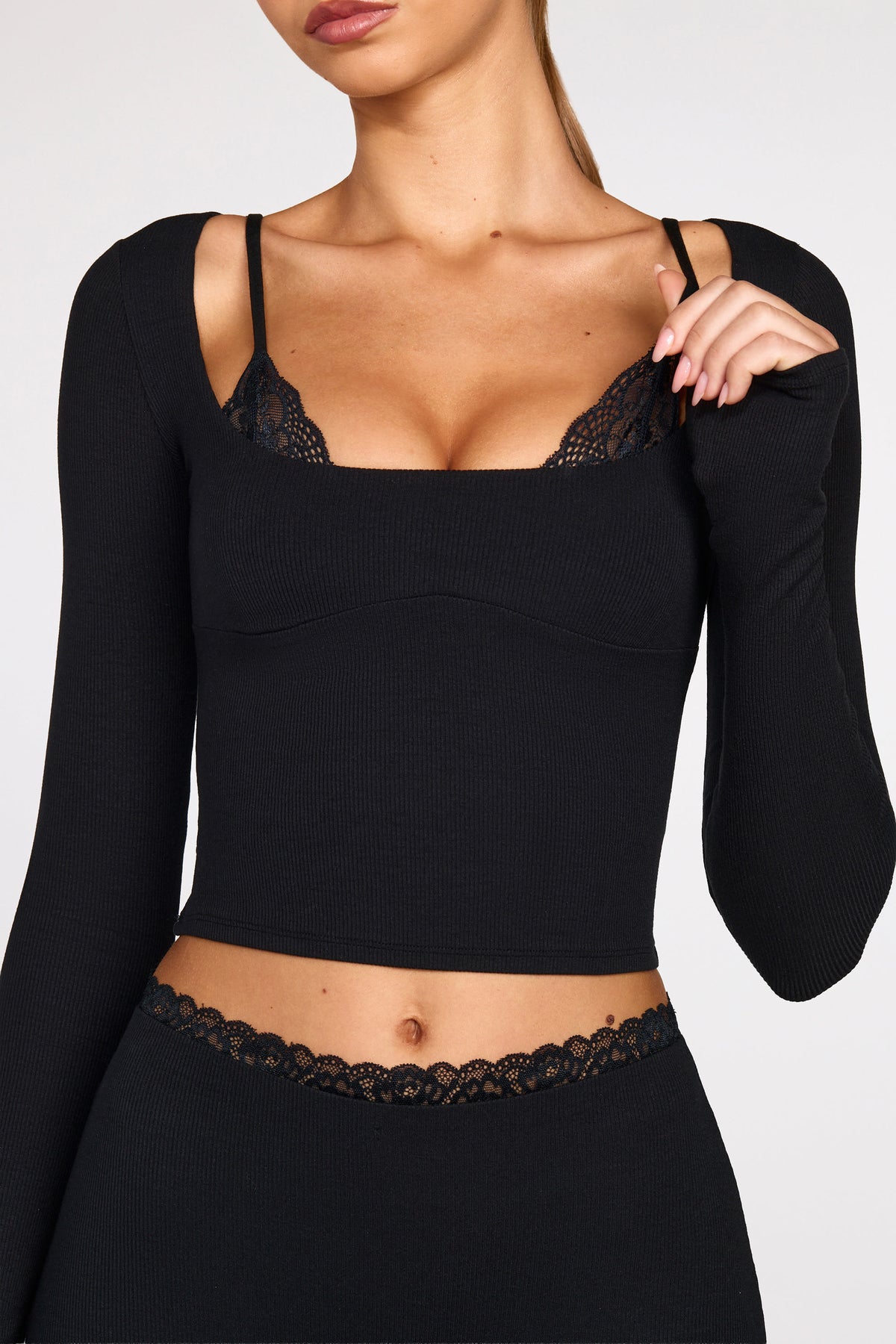 ⁣⁢Geripptes Modal-Langarm-Schnür-BH-Top in Schwarz⁤⁣