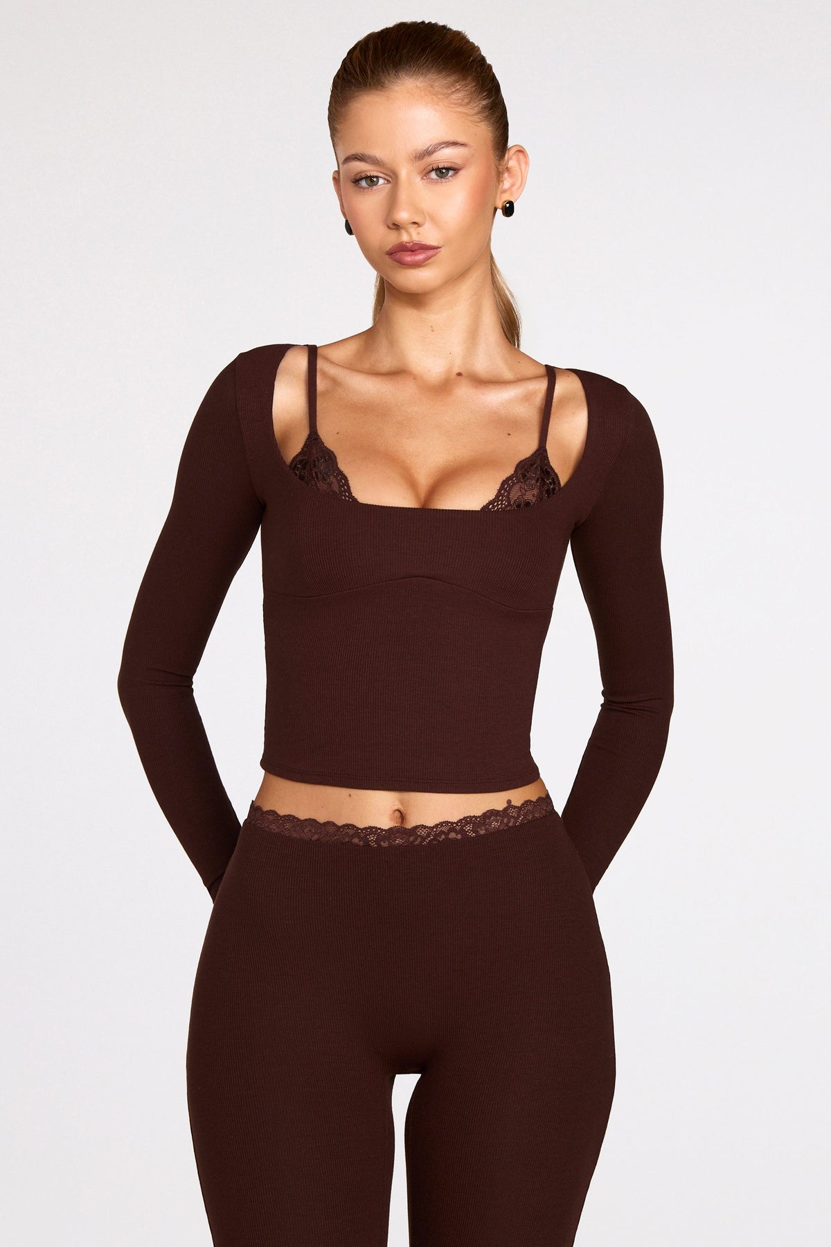 ⁣⁢Geripptes Modal-Langarm-Schnür-BH-Top in Schokoladenbraun⁤⁣