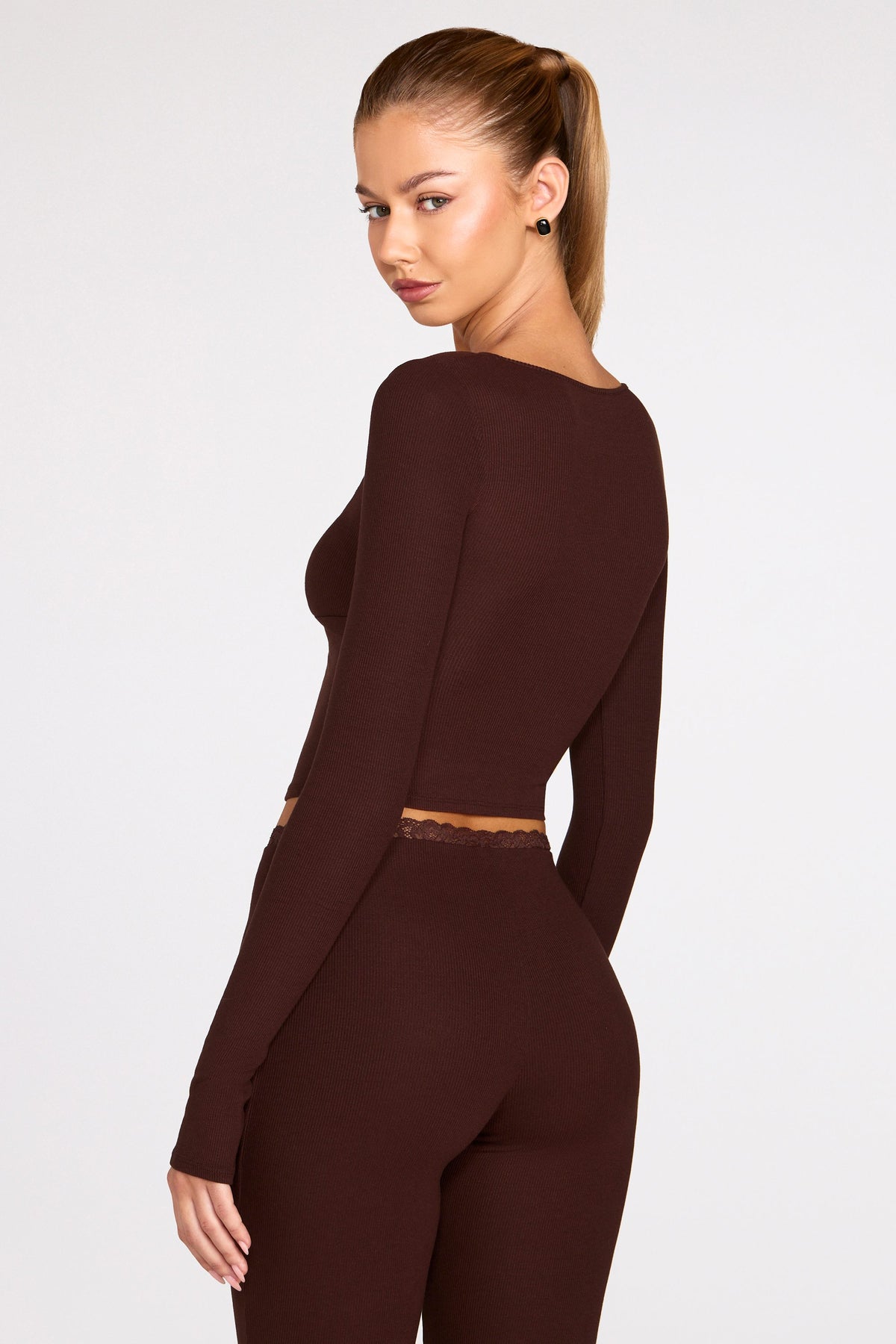 ⁣⁢Geripptes Modal-Langarm-Schnür-BH-Top in Schokoladenbraun⁤⁣