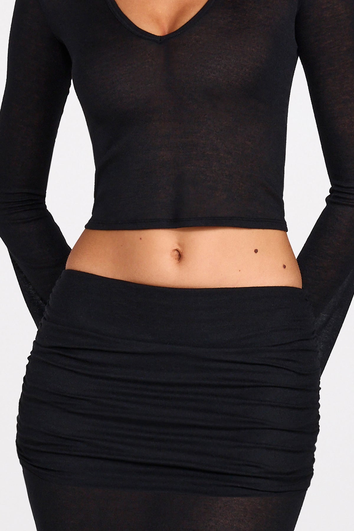 ⁣⁢Transparenter Jersey Low-Rise Drapierter Maxirock in Schwarz⁤⁣