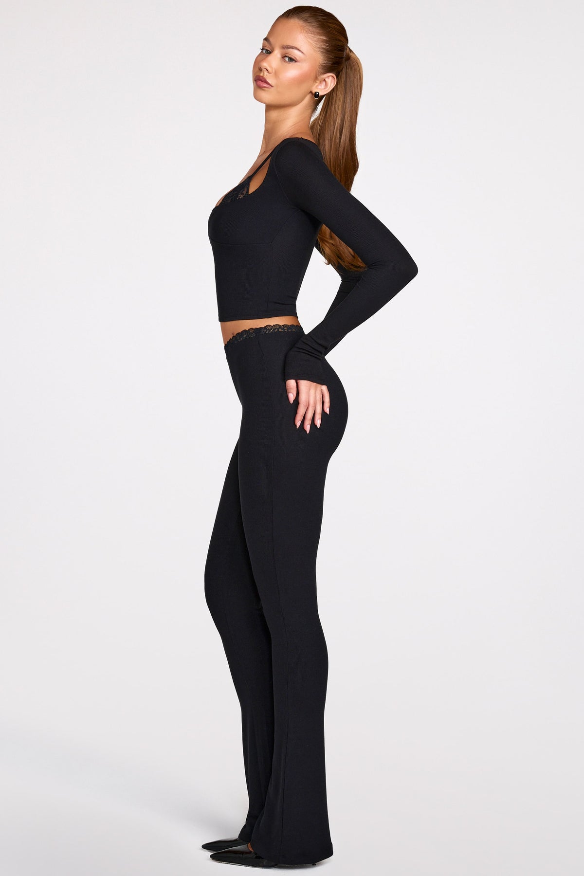 ⁣⁢Modal Mid-Rise ausgestellte Hose in Schwarz⁤⁣