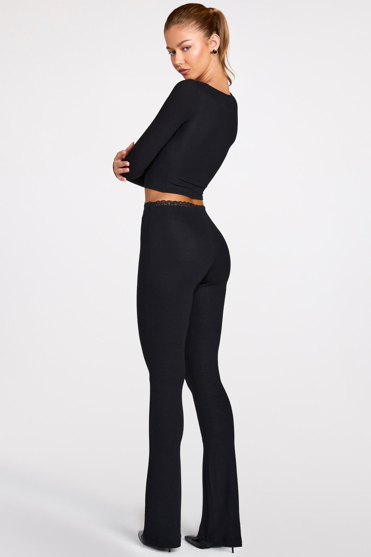 ⁣⁢Modal Mid-Rise ausgestellte Hose in Schwarz⁤⁣