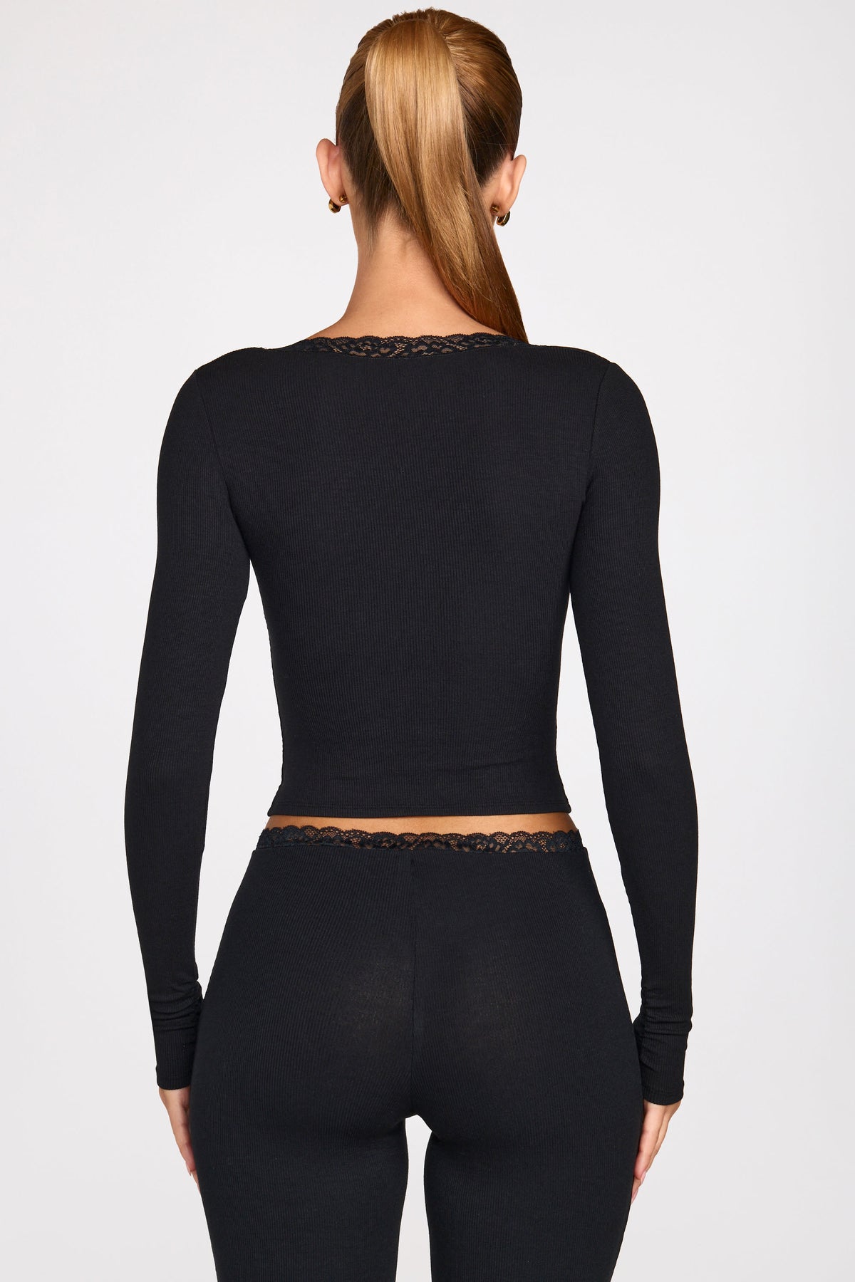 ⁣⁢Langarmshirt aus geripptem Modal mit Karree-Ausschnitt in Schwarz⁤⁣