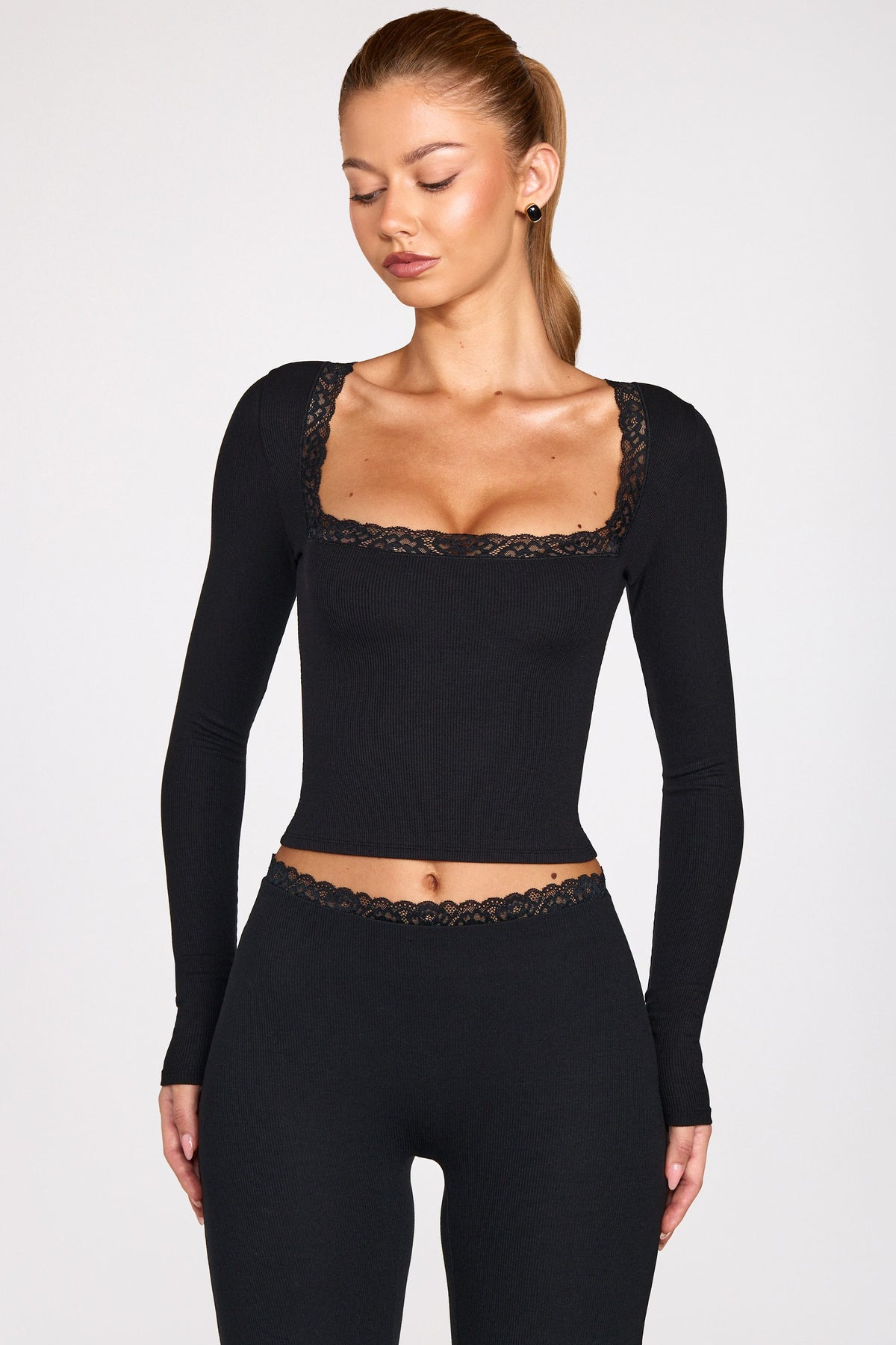 ⁣⁢Langarmshirt aus geripptem Modal mit Karree-Ausschnitt in Schwarz⁤⁣