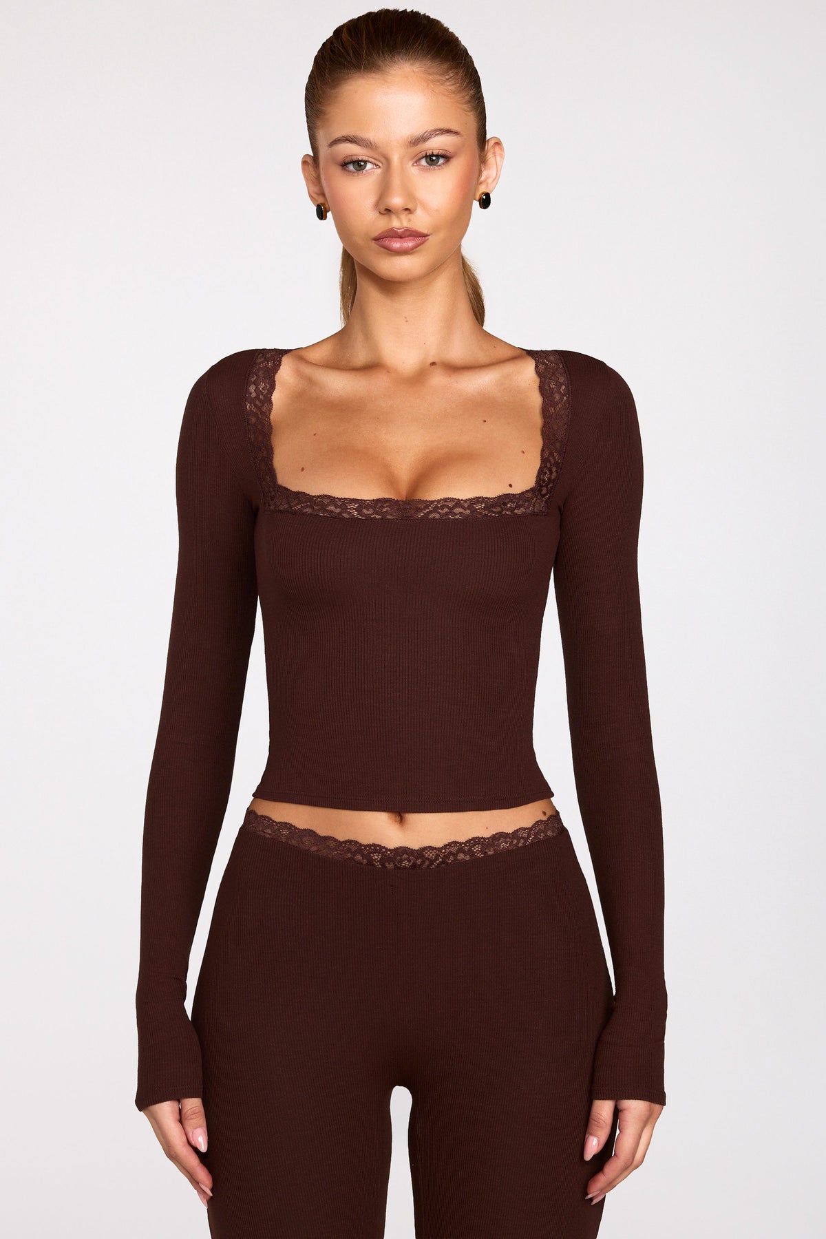 ⁣⁢Geripptes Modal-Langarmshirt mit eckigem Ausschnitt in Schokoladenbraun⁤⁣ - 1